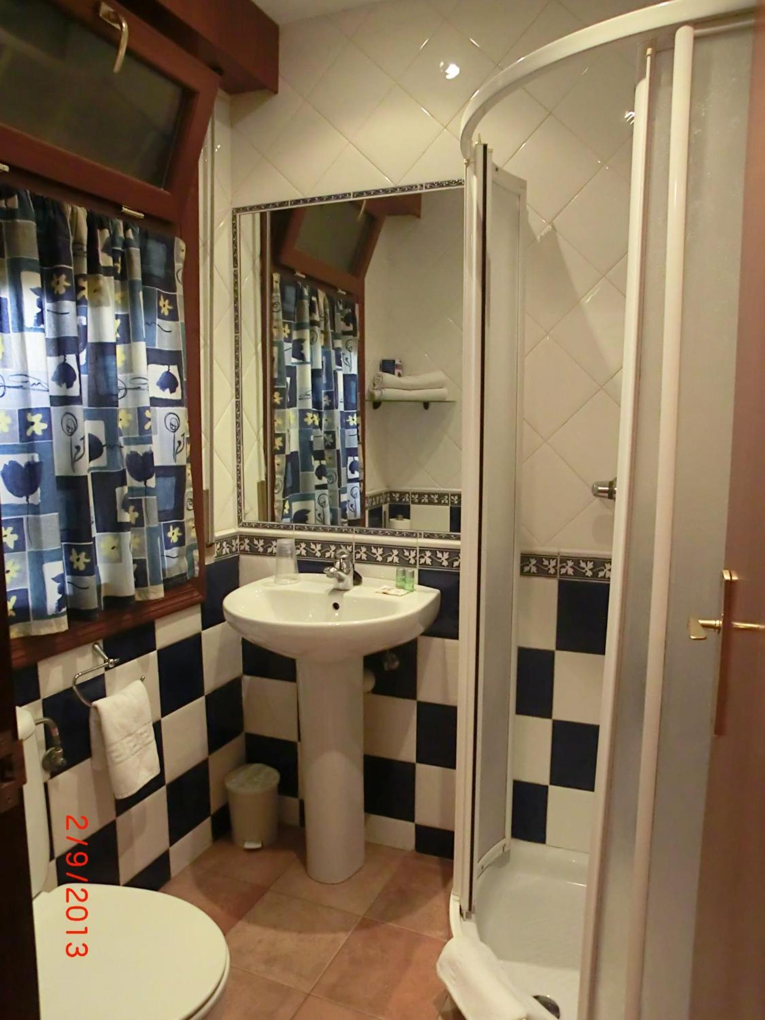 Twin Room - Photo 24