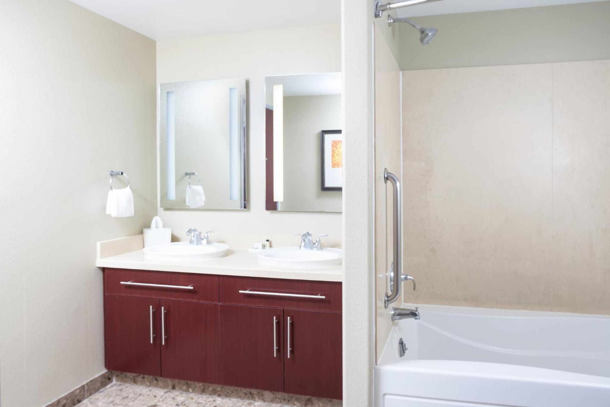 One-Bedroom King Suite with City View - Photo 8