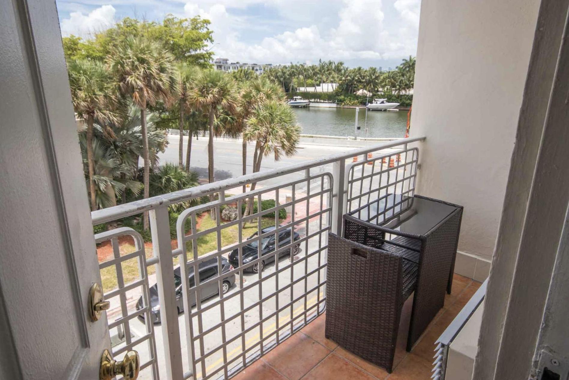 Deluxe Double Room with Balcony - Photo 14