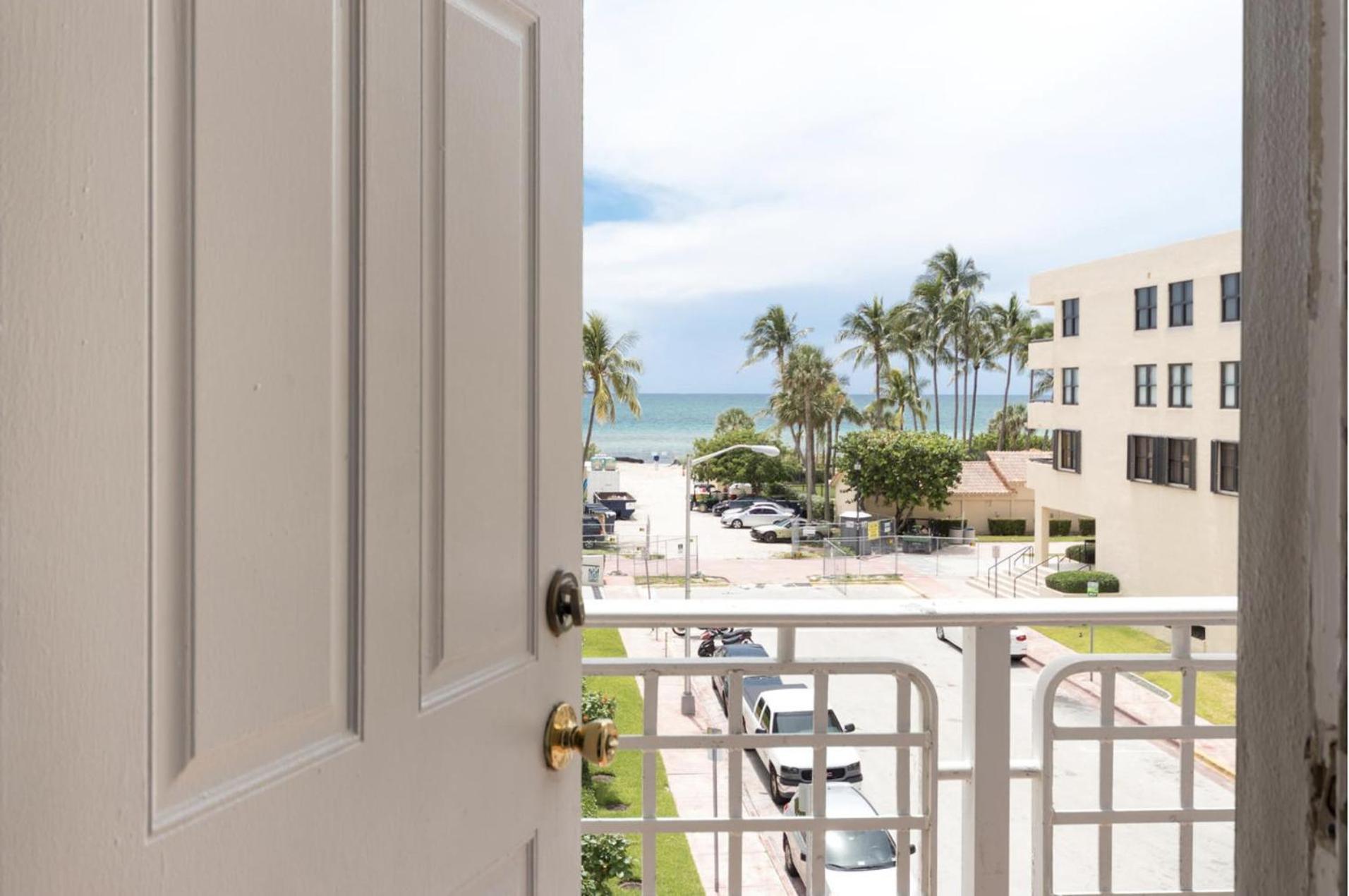 Deluxe Double Room with Balcony - Photo 4