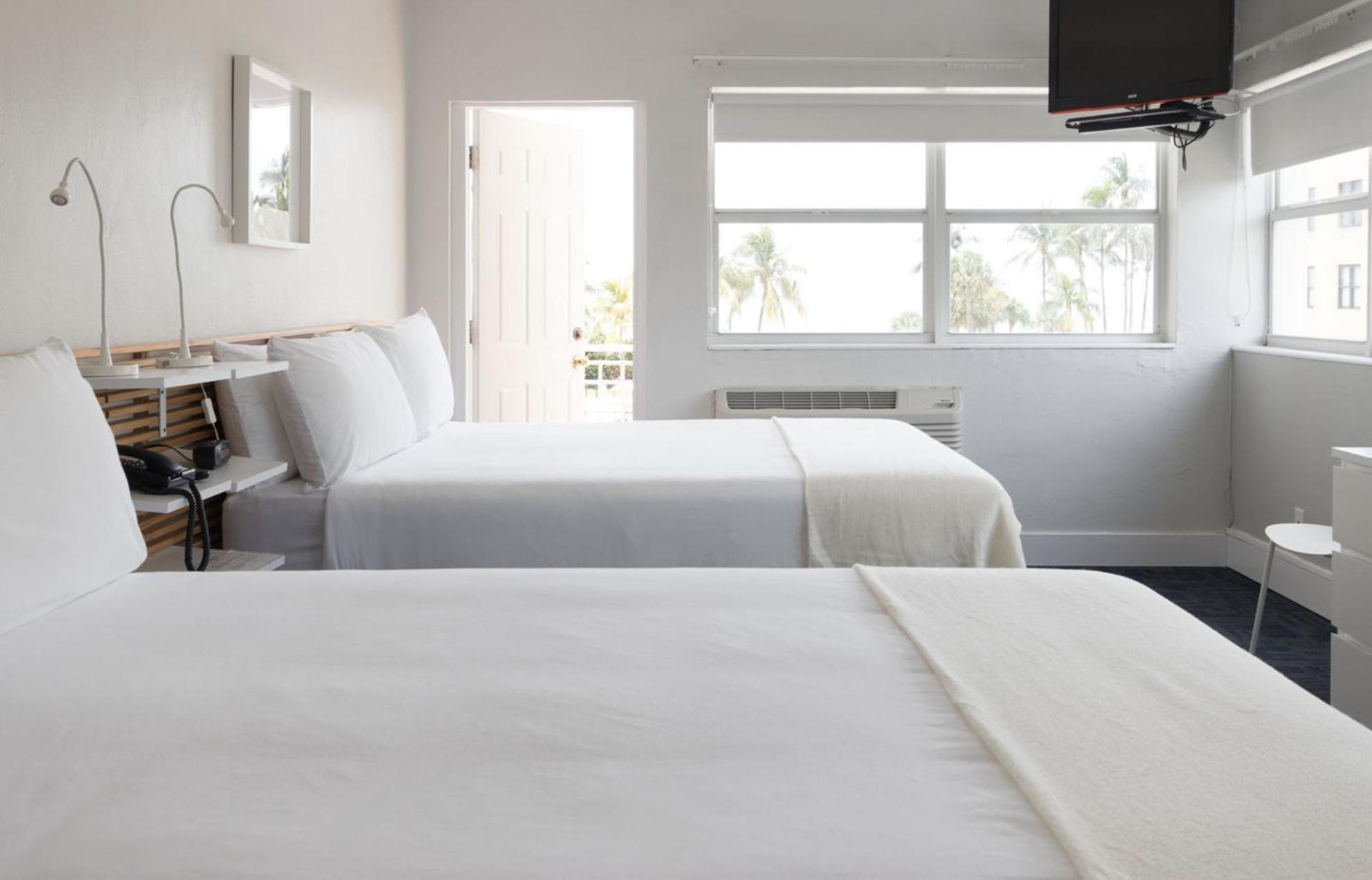 Deluxe Double Room with Balcony - Photo 13