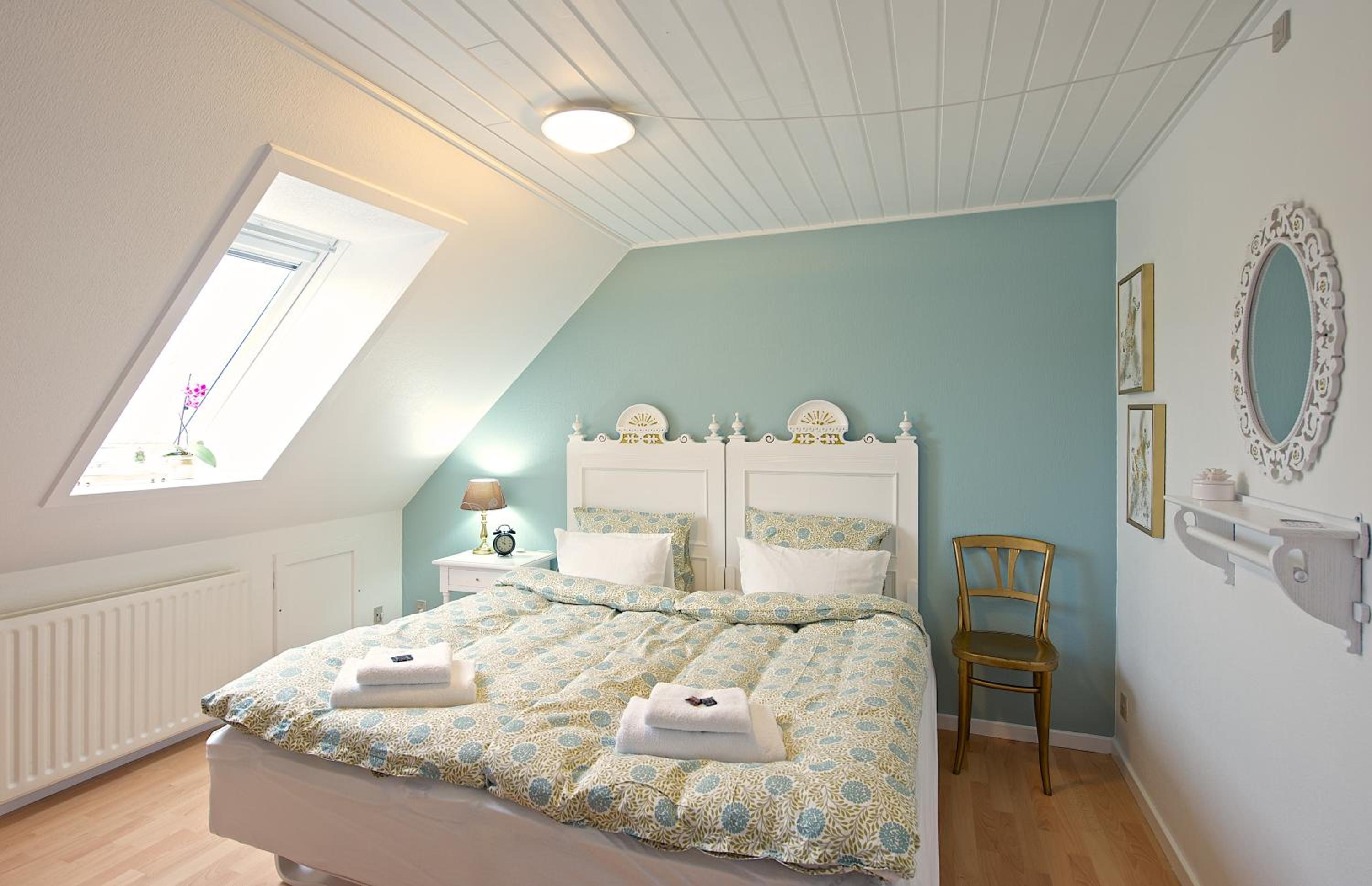 Queen Room with Shared Bathroom photo 1