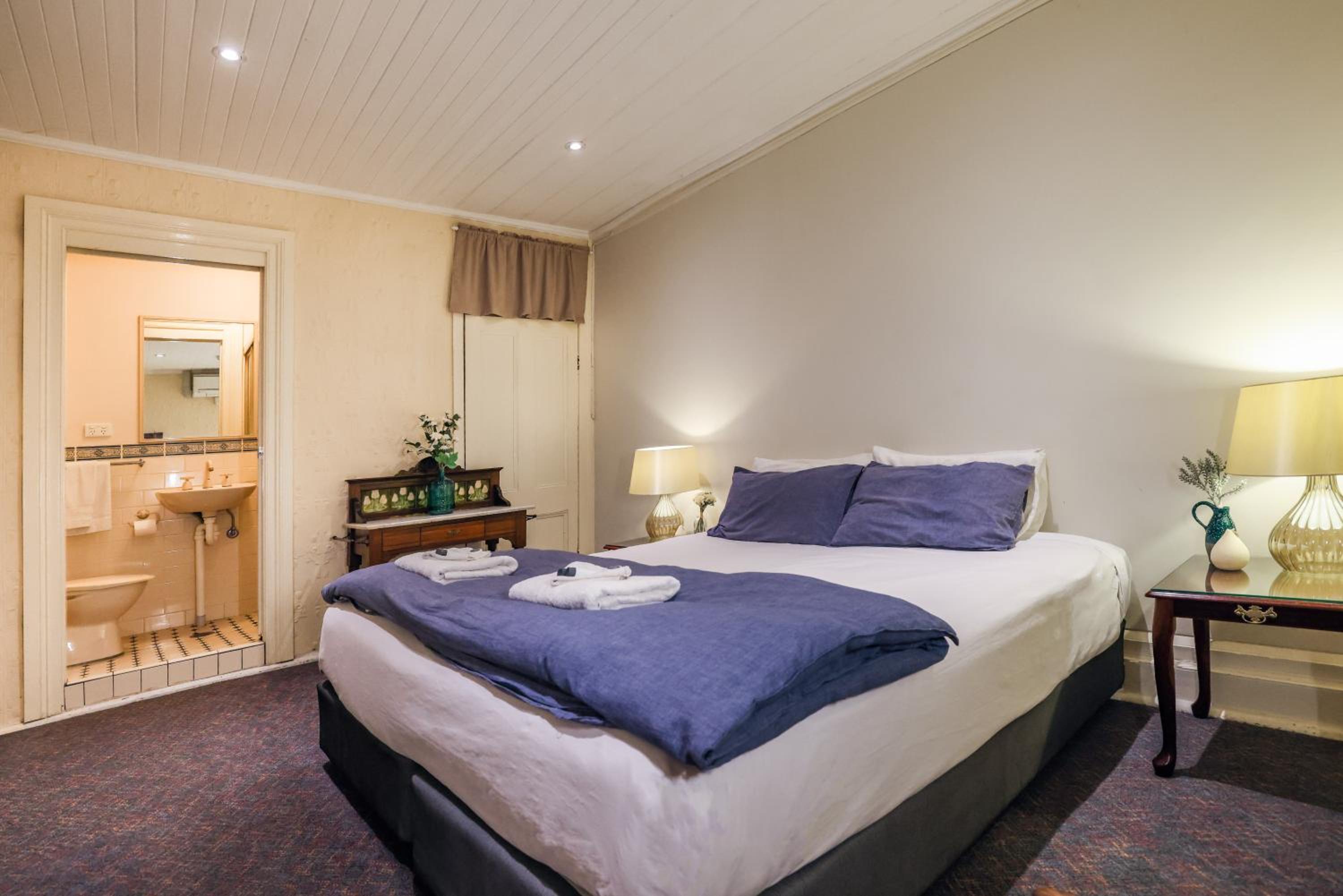 King or twin room with ensuite photo 3