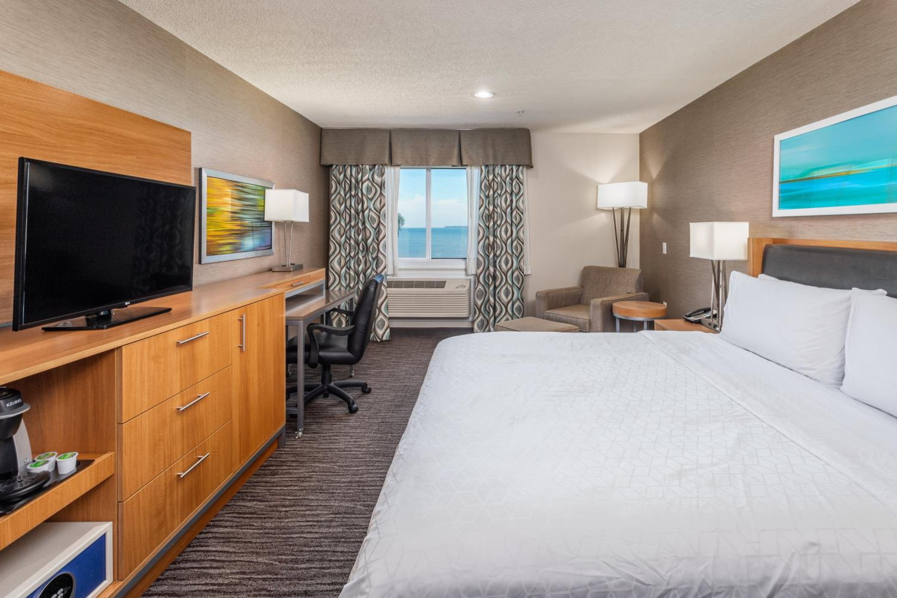Standard King Room with River View - Photo 3