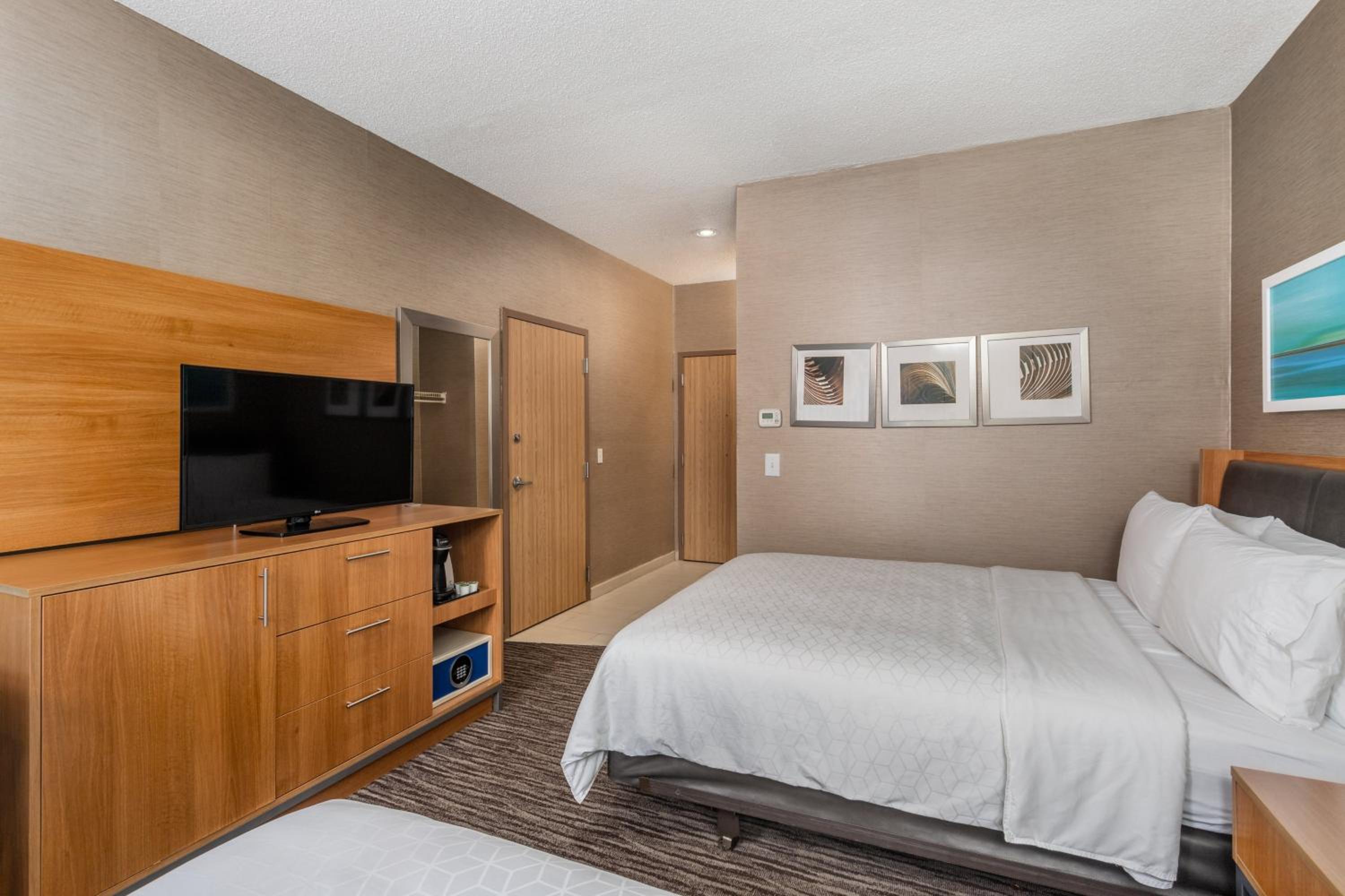 Standard Queen Room with Two Queen Beds and Mobility Accessible Tub - Photo 4