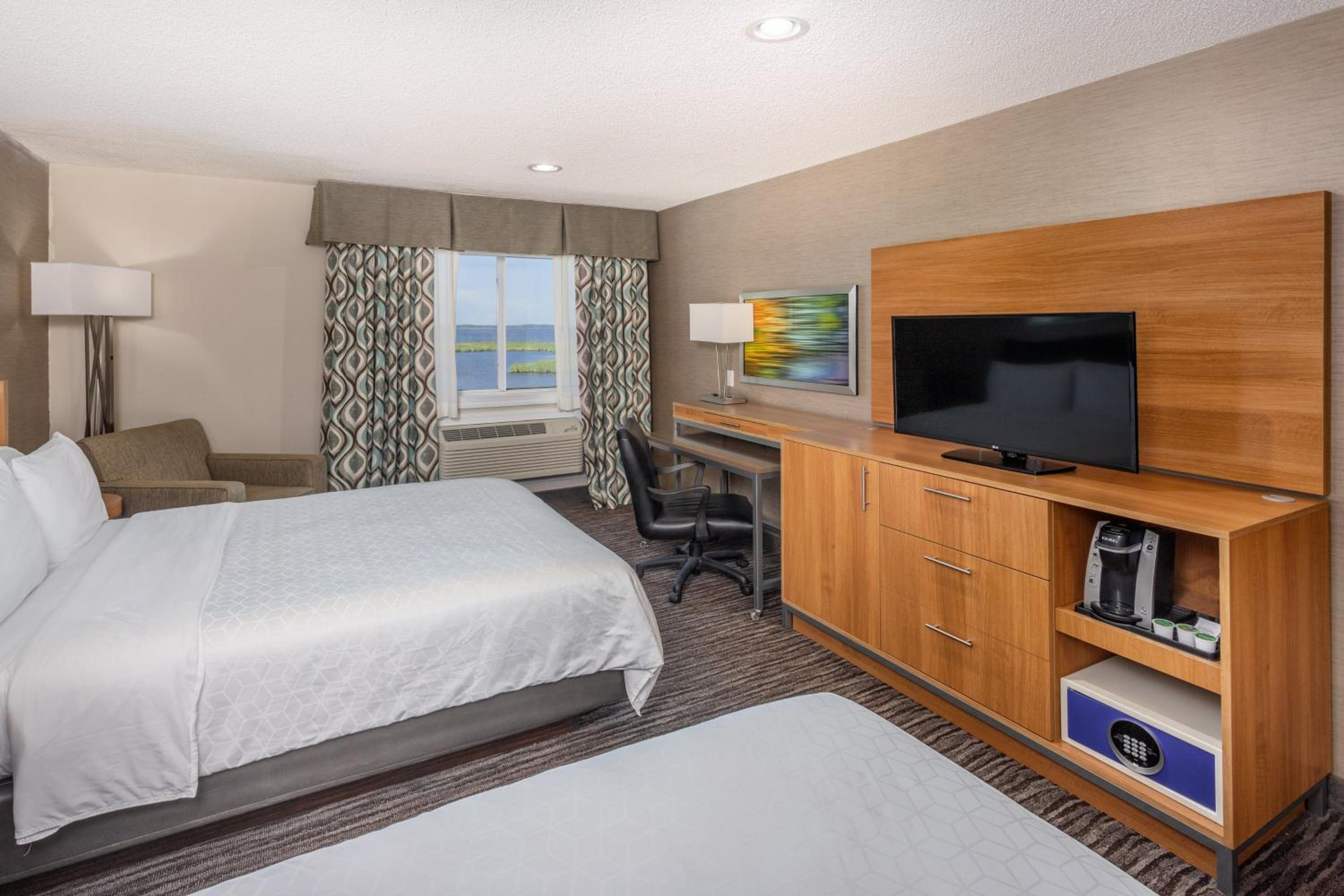 Queen Room with 2 Queen Beds with River View  - Photo 6