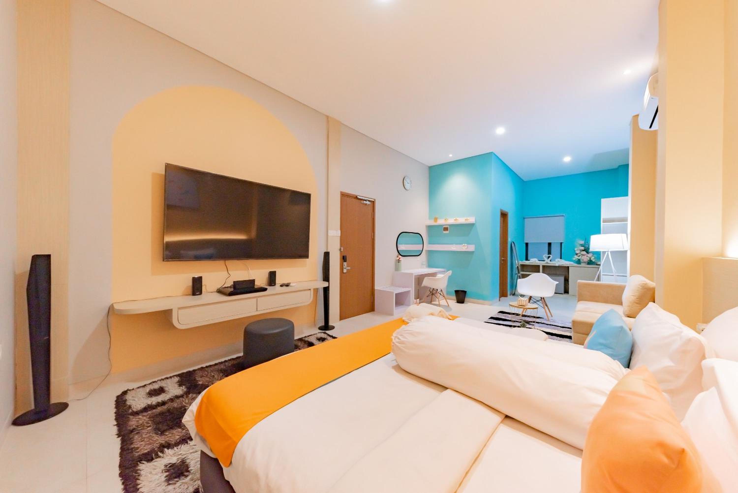 Suite - Photo 1