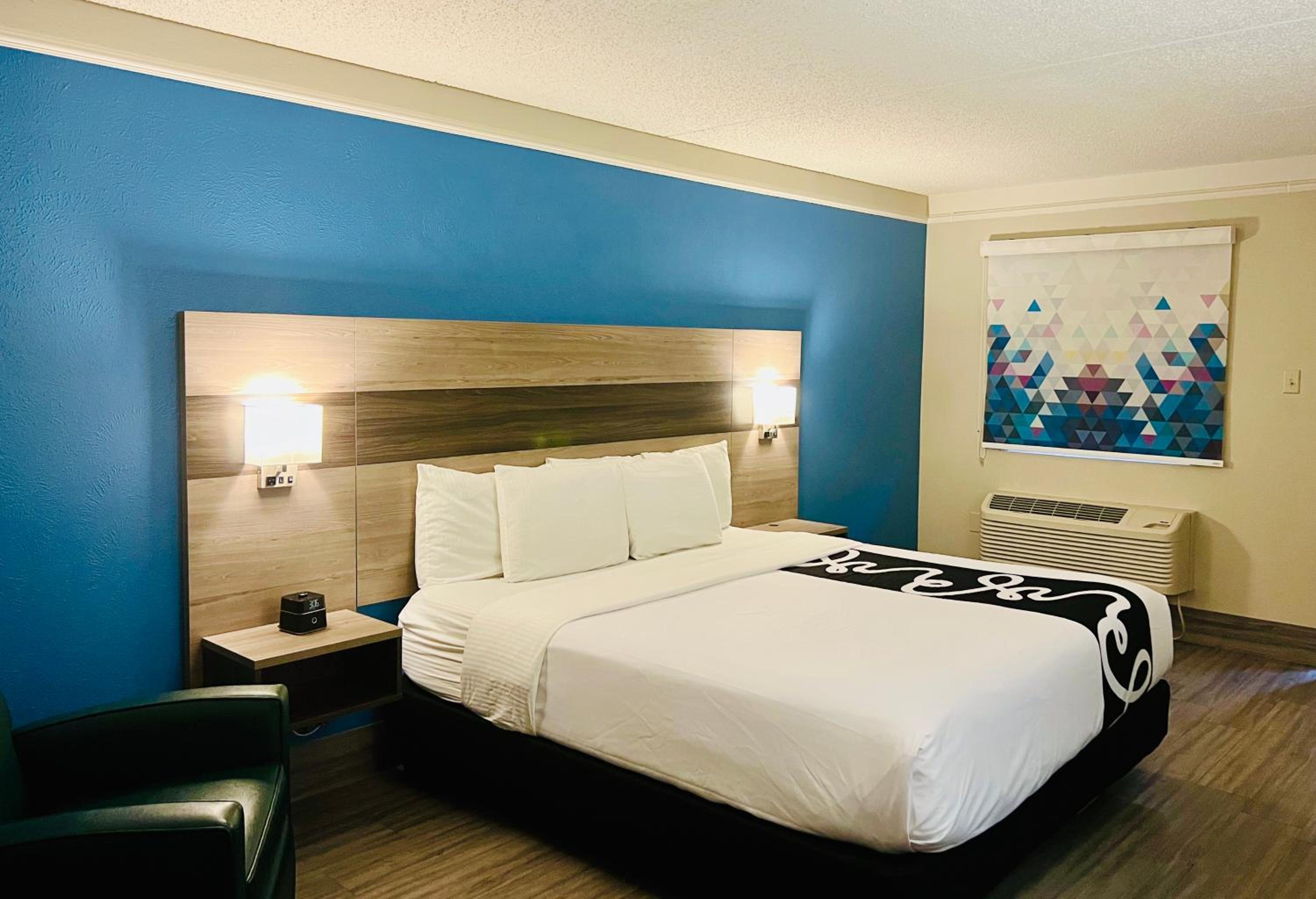 King Room with Bathtub - Mobility Accessible/Non-Smoking - Photo 1