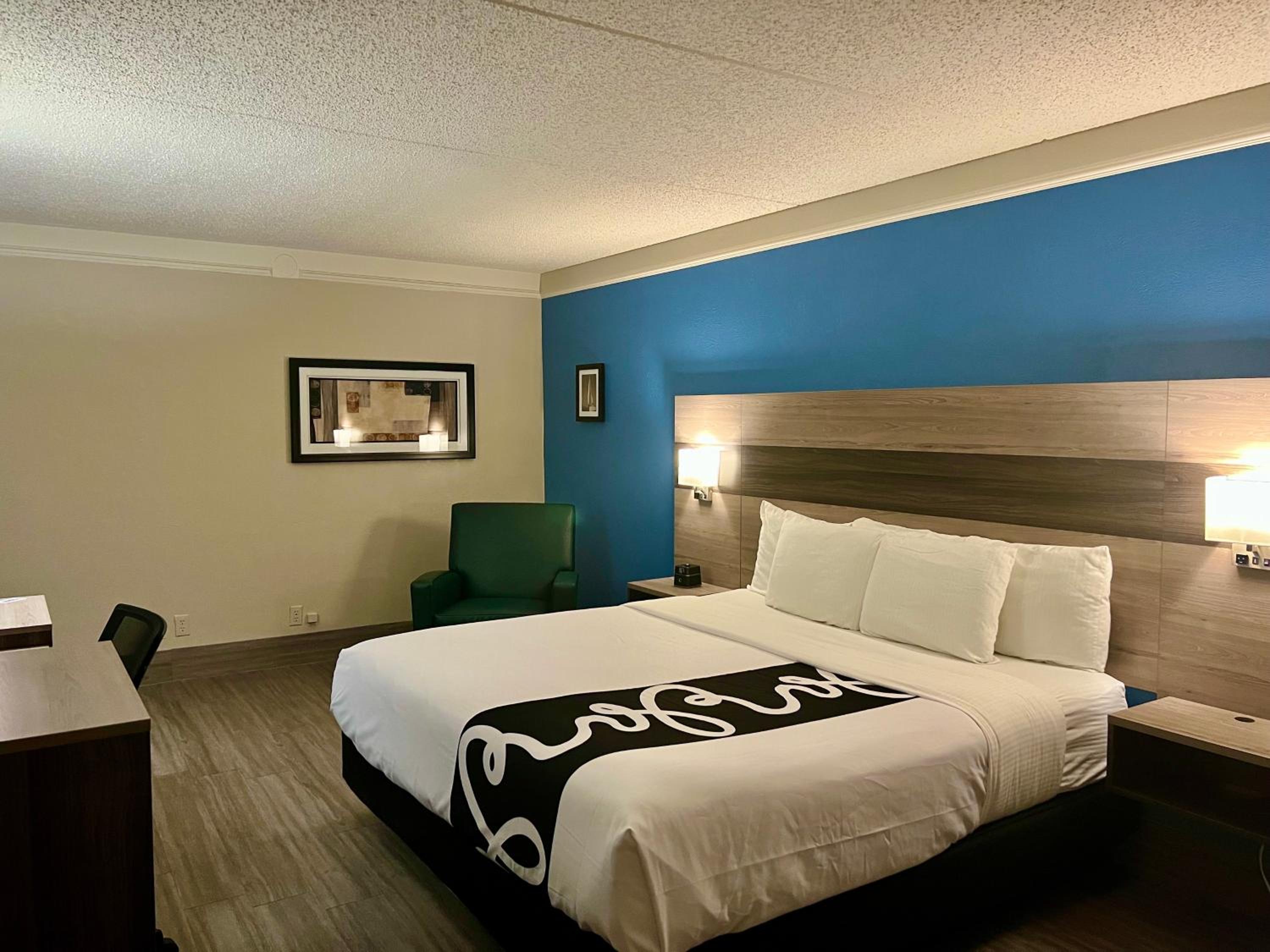 King Room with Bathtub - Mobility Accessible/Non-Smoking - Photo 5