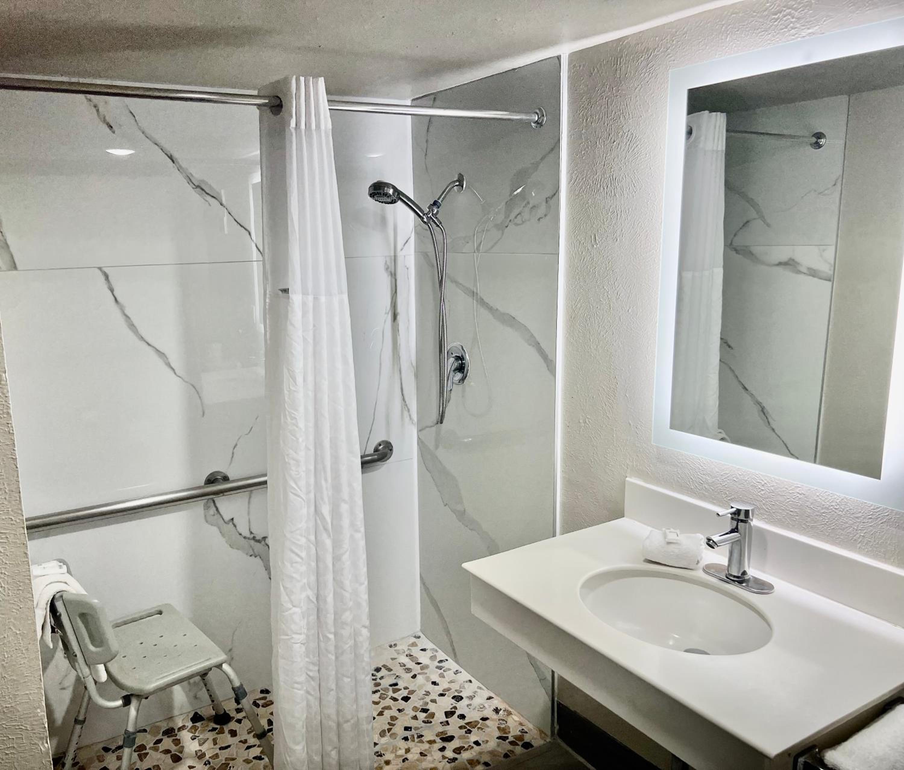 King Room with Bathtub - Mobility Accessible/Non-Smoking - Photo 3