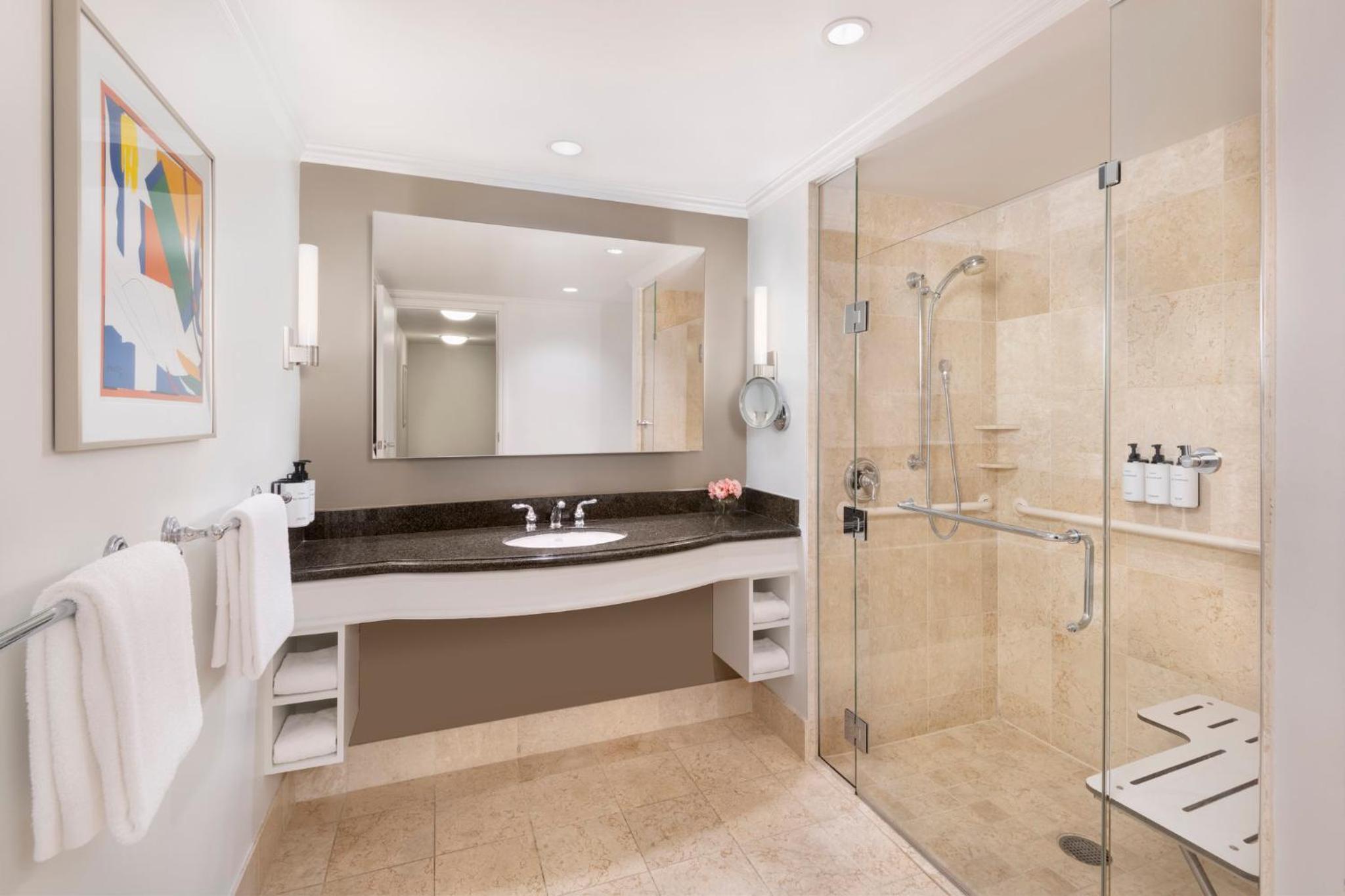 Classic King Room with Roll-In Shower - Mobility Access - Photo 2