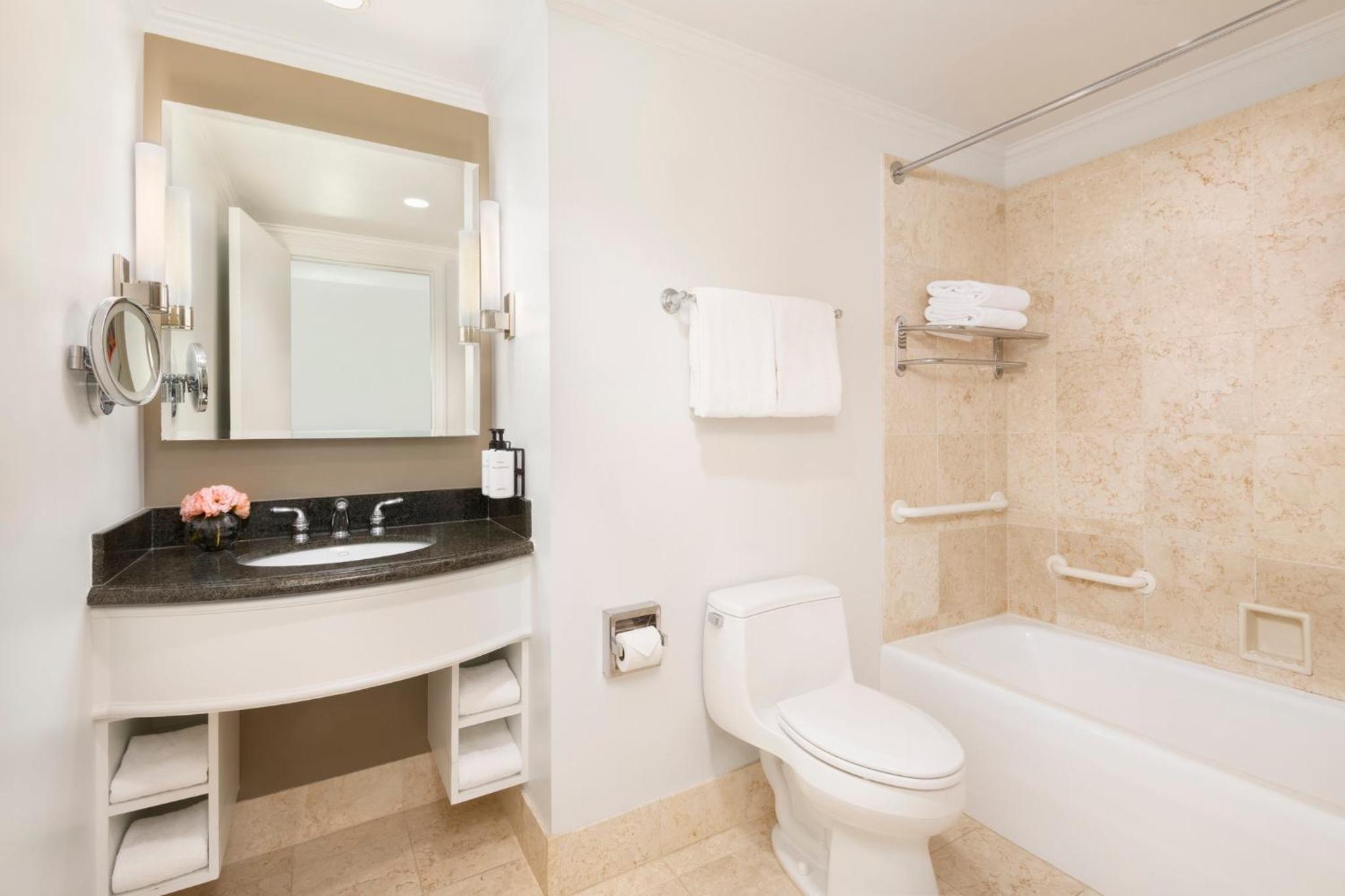 Double Room with Two Double Beds and Mobility Access Tub photo 3
