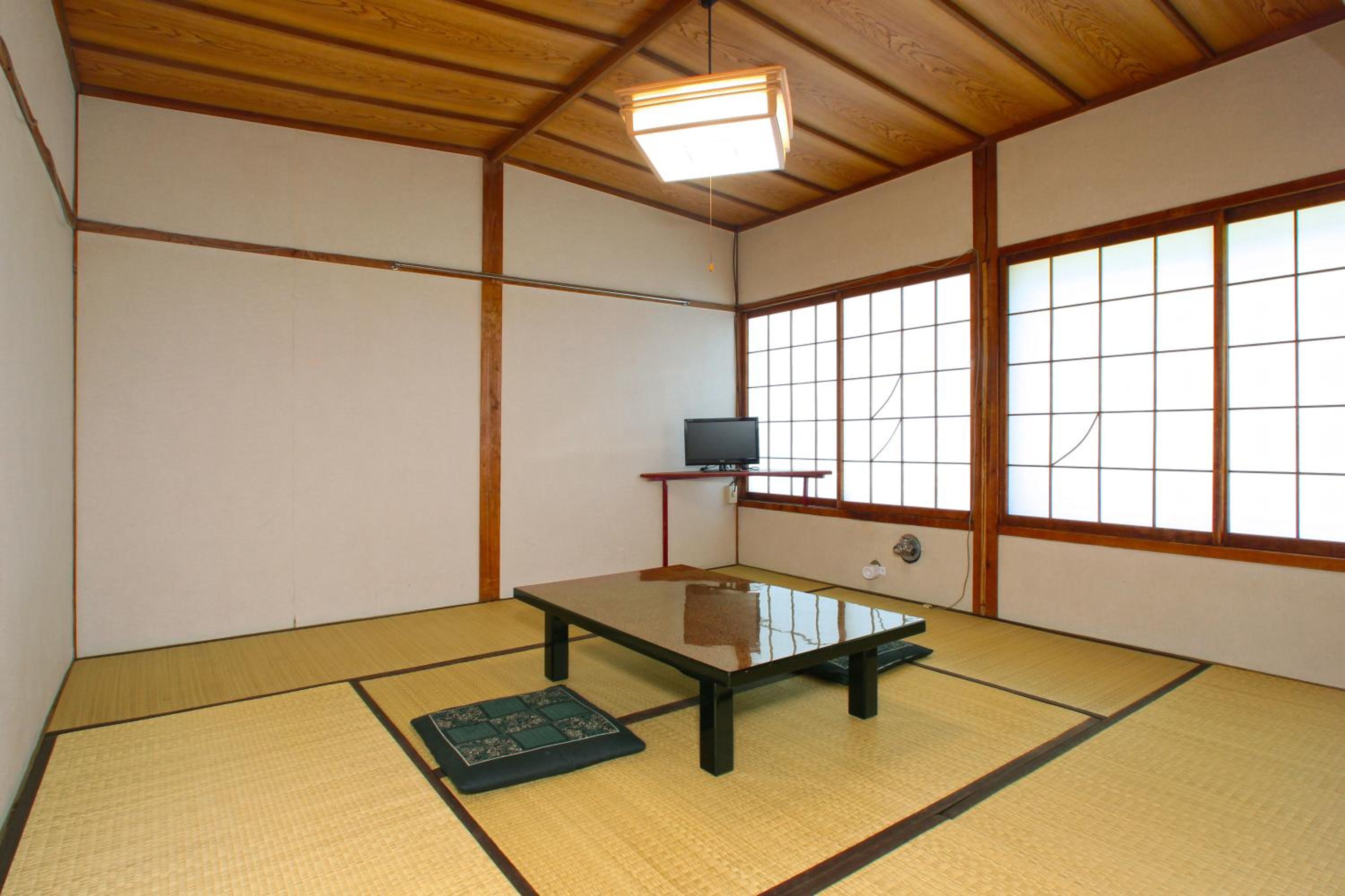 Japanese-Style Room with Shared Bathroom photo 3