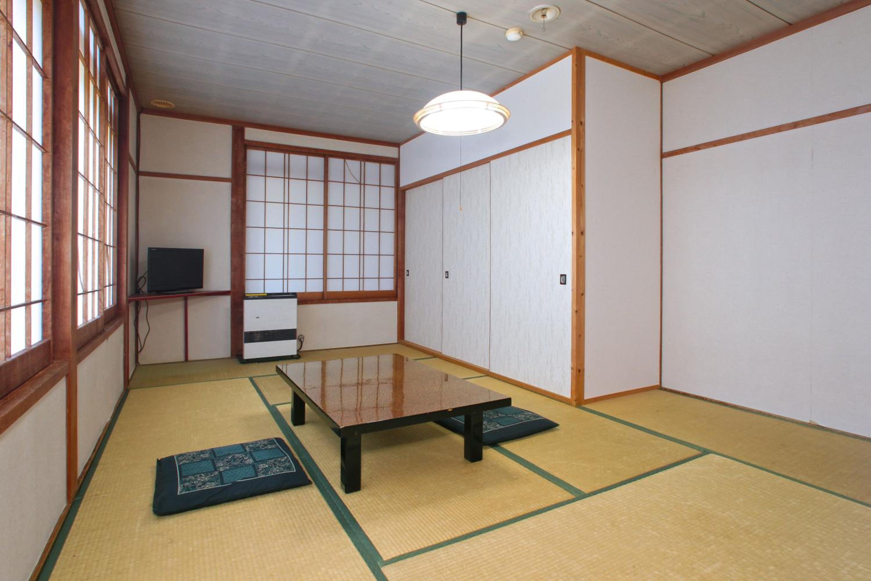 Japanese-Style Room with Shared Bathroom photo 2