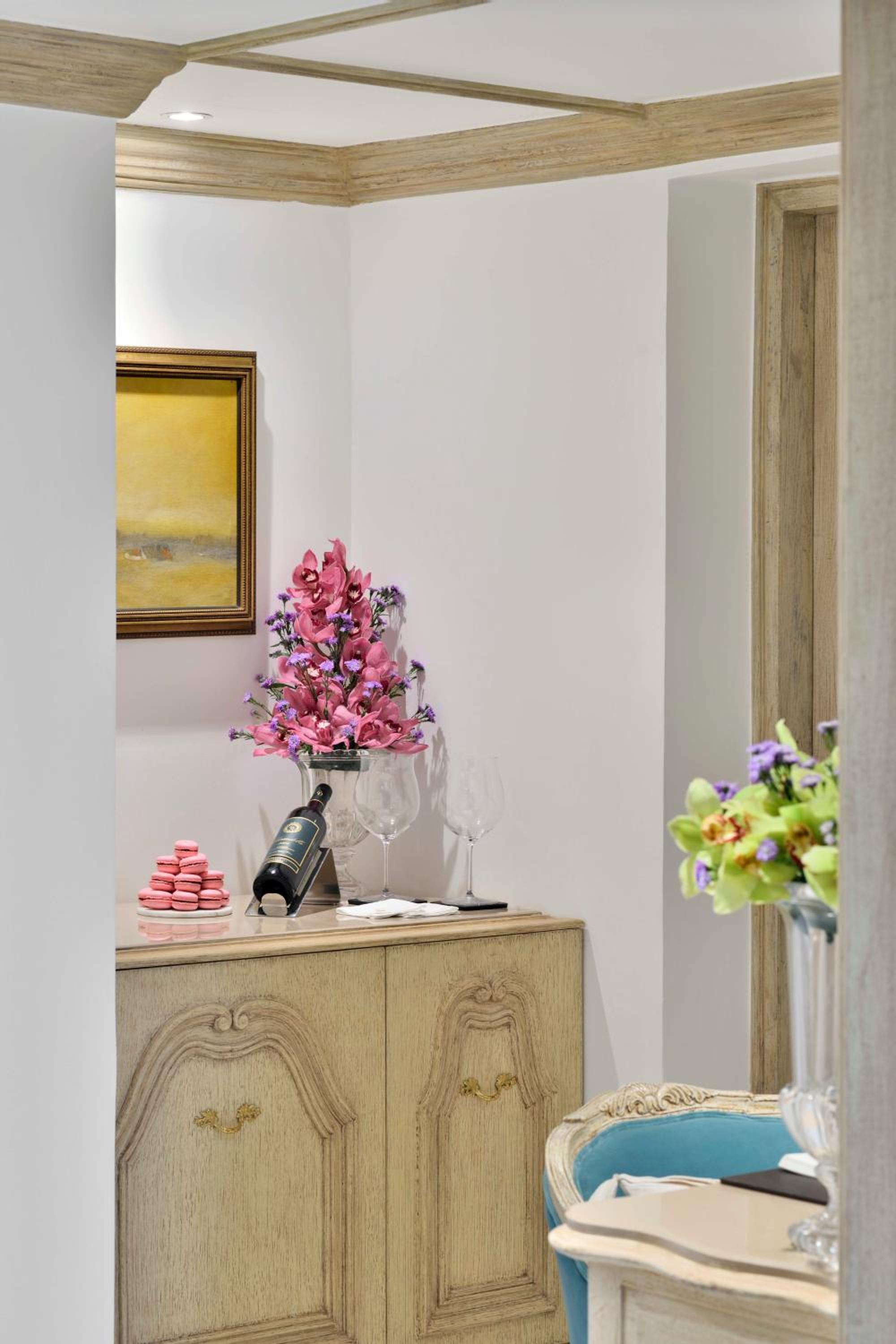 Signature Suite - Versailles with one way airport transfer and access to club lounge thumbnail 6