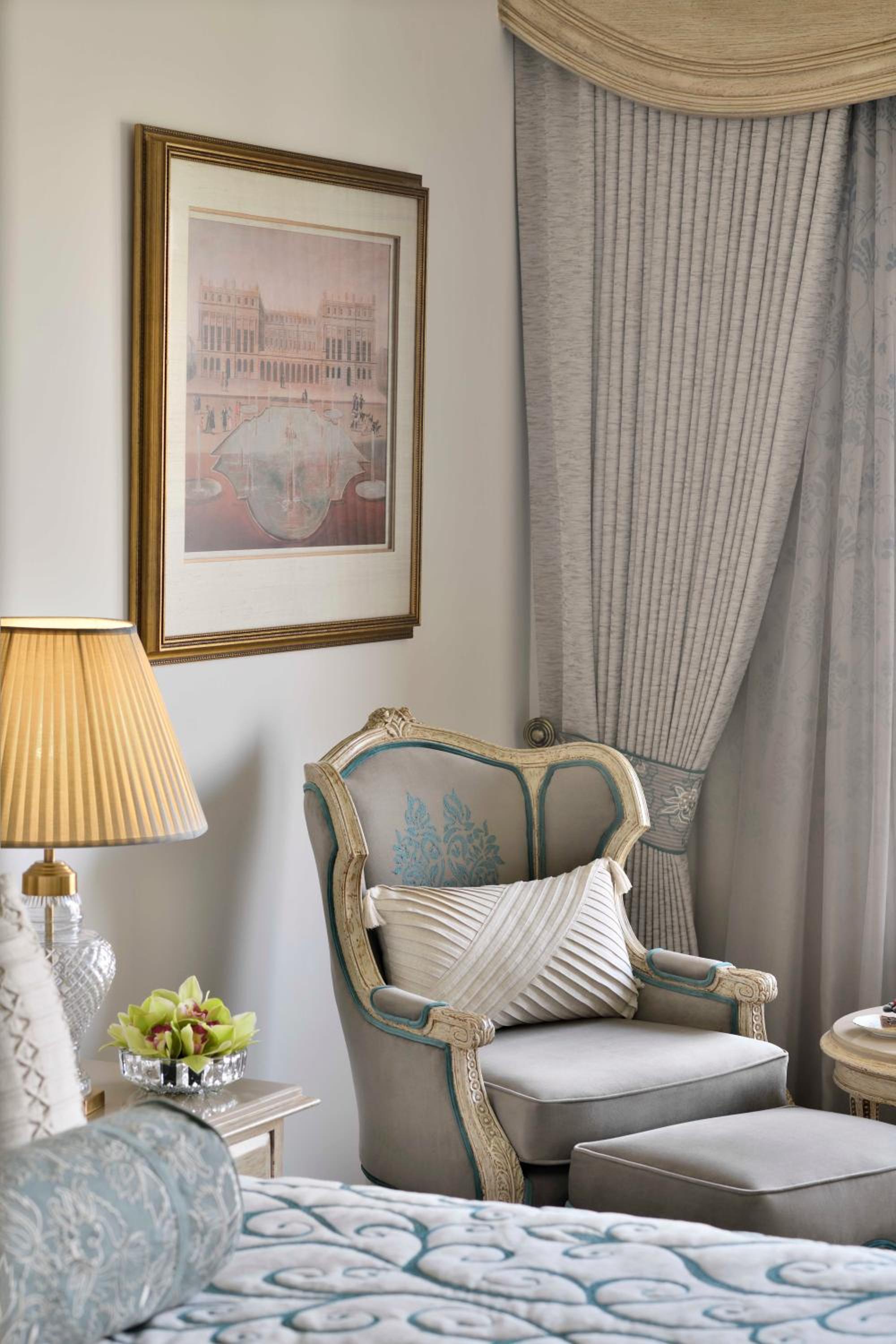 Signature Suite - Versailles with one way airport transfer and access to club lounge