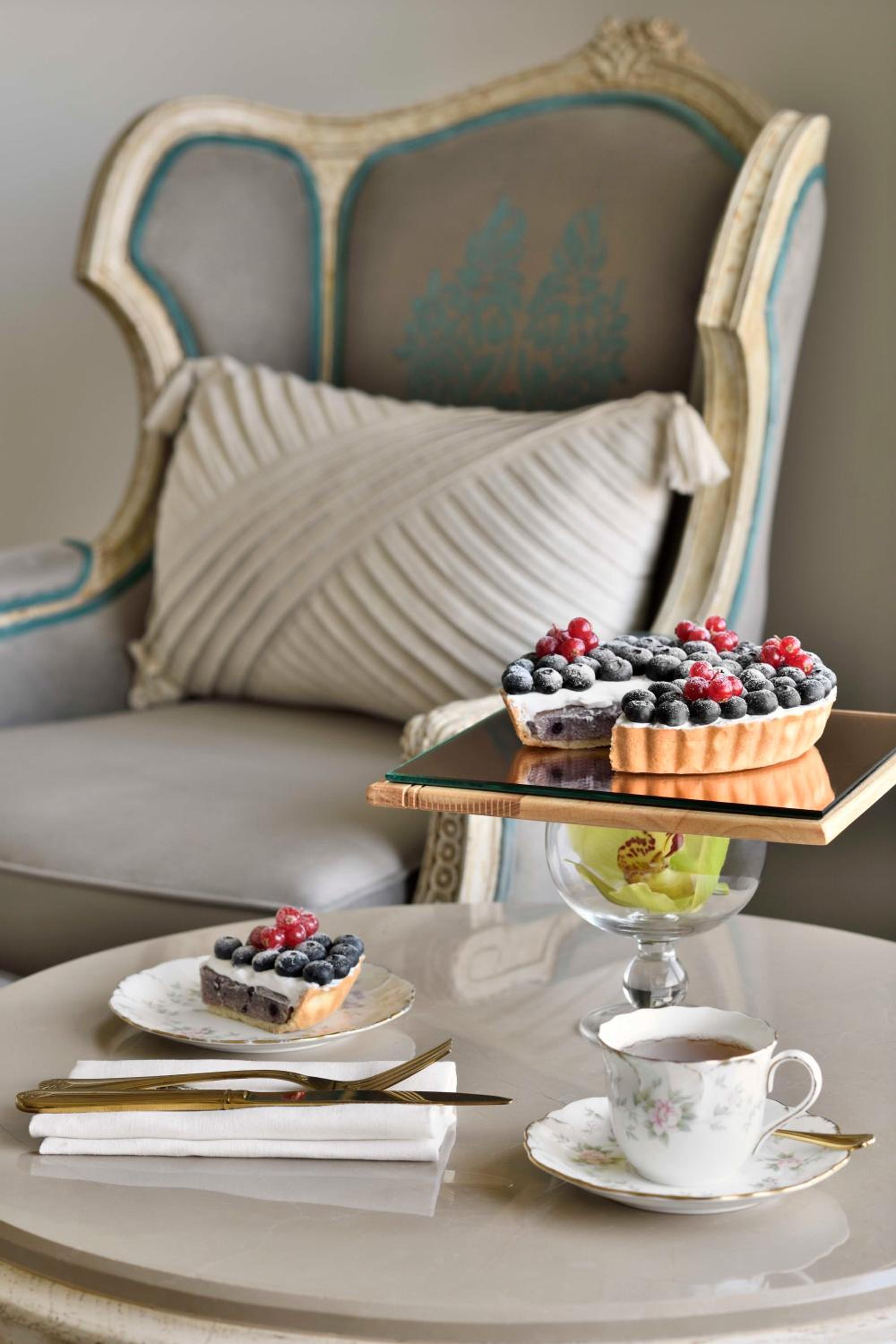 Signature Suite - Versailles with one way airport transfer and access to club lounge