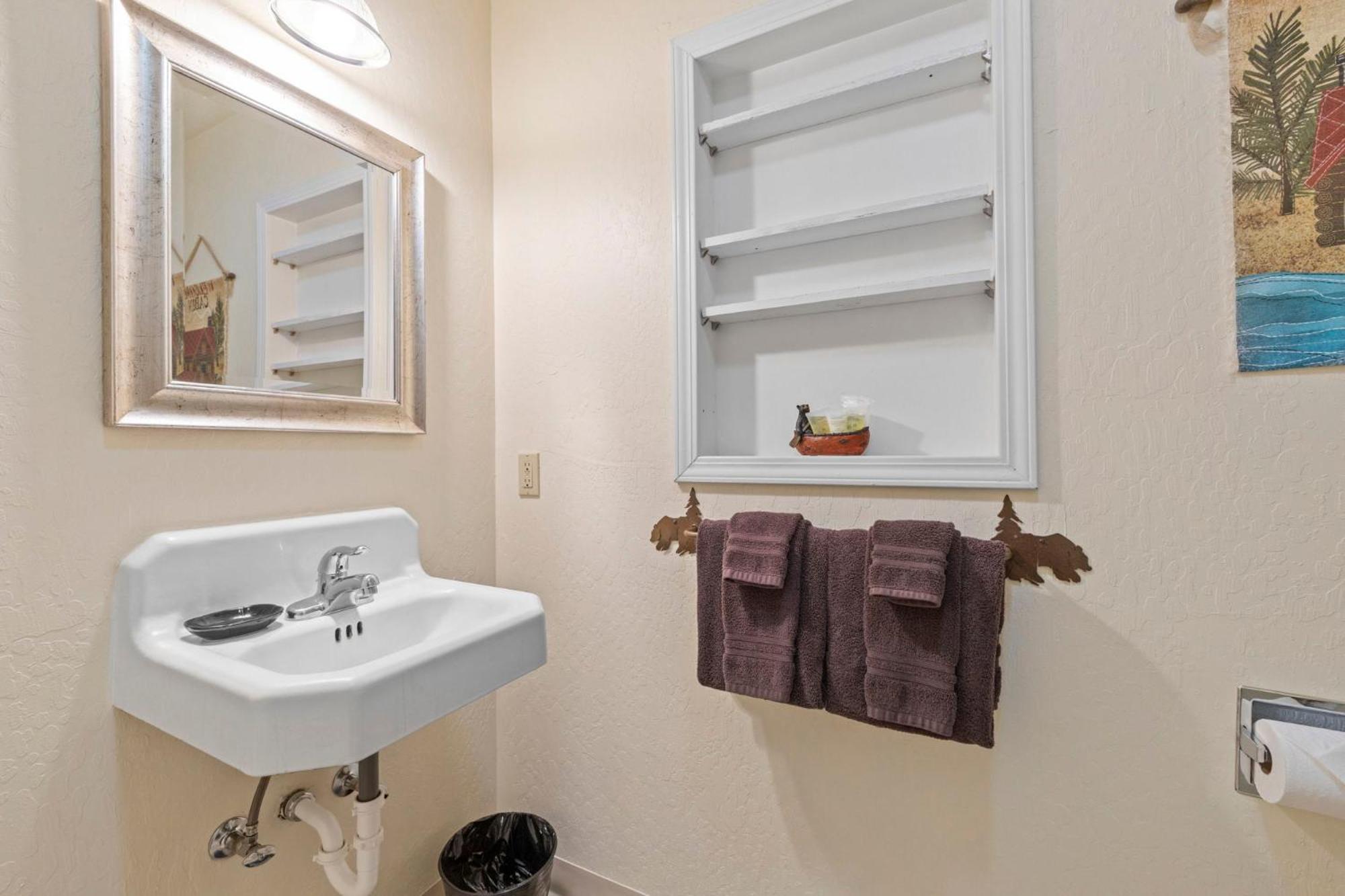 No. 4 Queen Room (Pet-friendly) - Photo 11