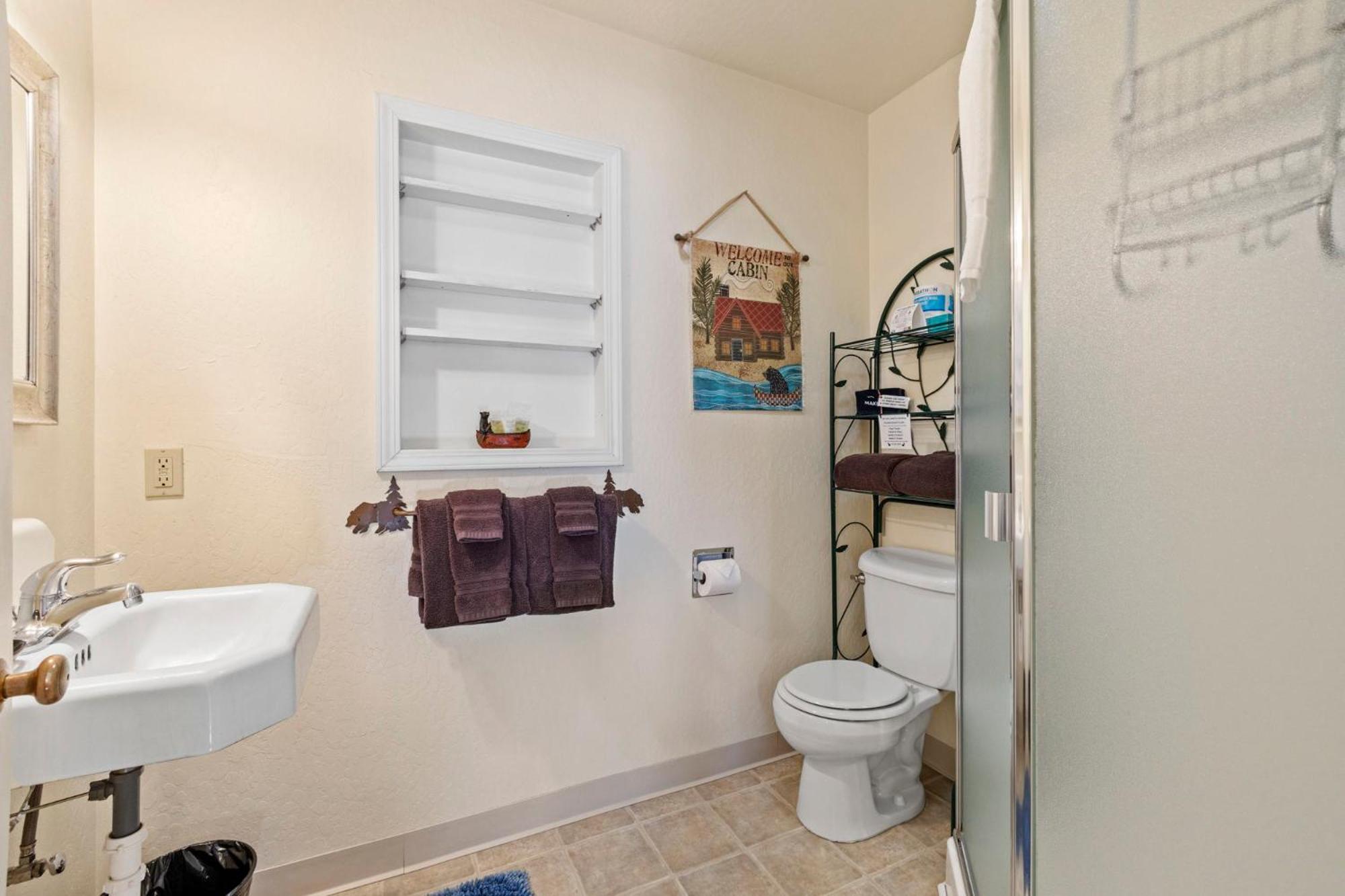 No. 4 Queen Room (Pet-friendly) - Photo 9