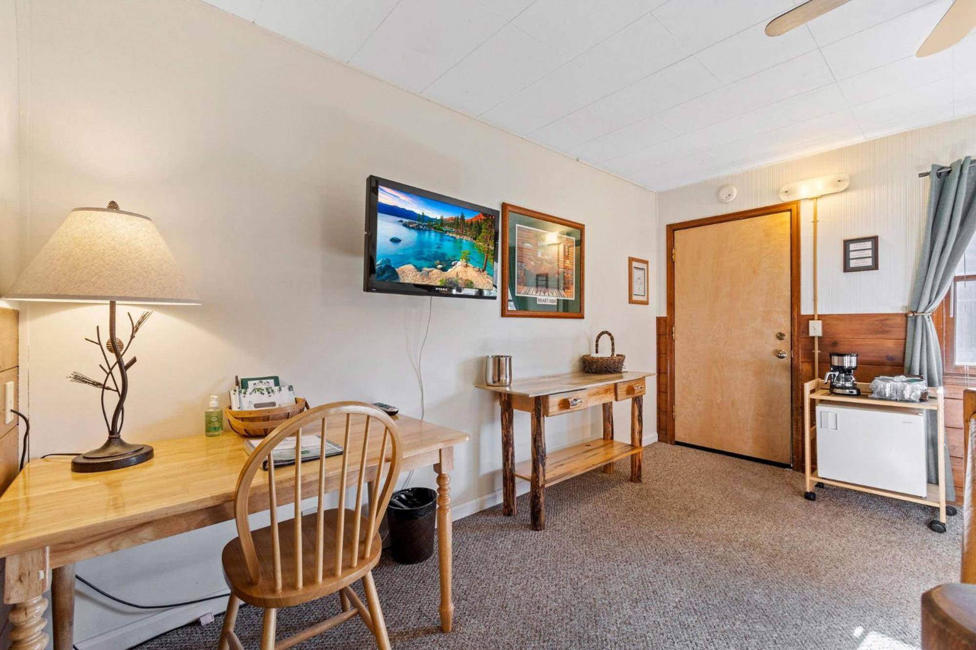 No. 4 Queen Room (Pet-friendly) - Photo 10