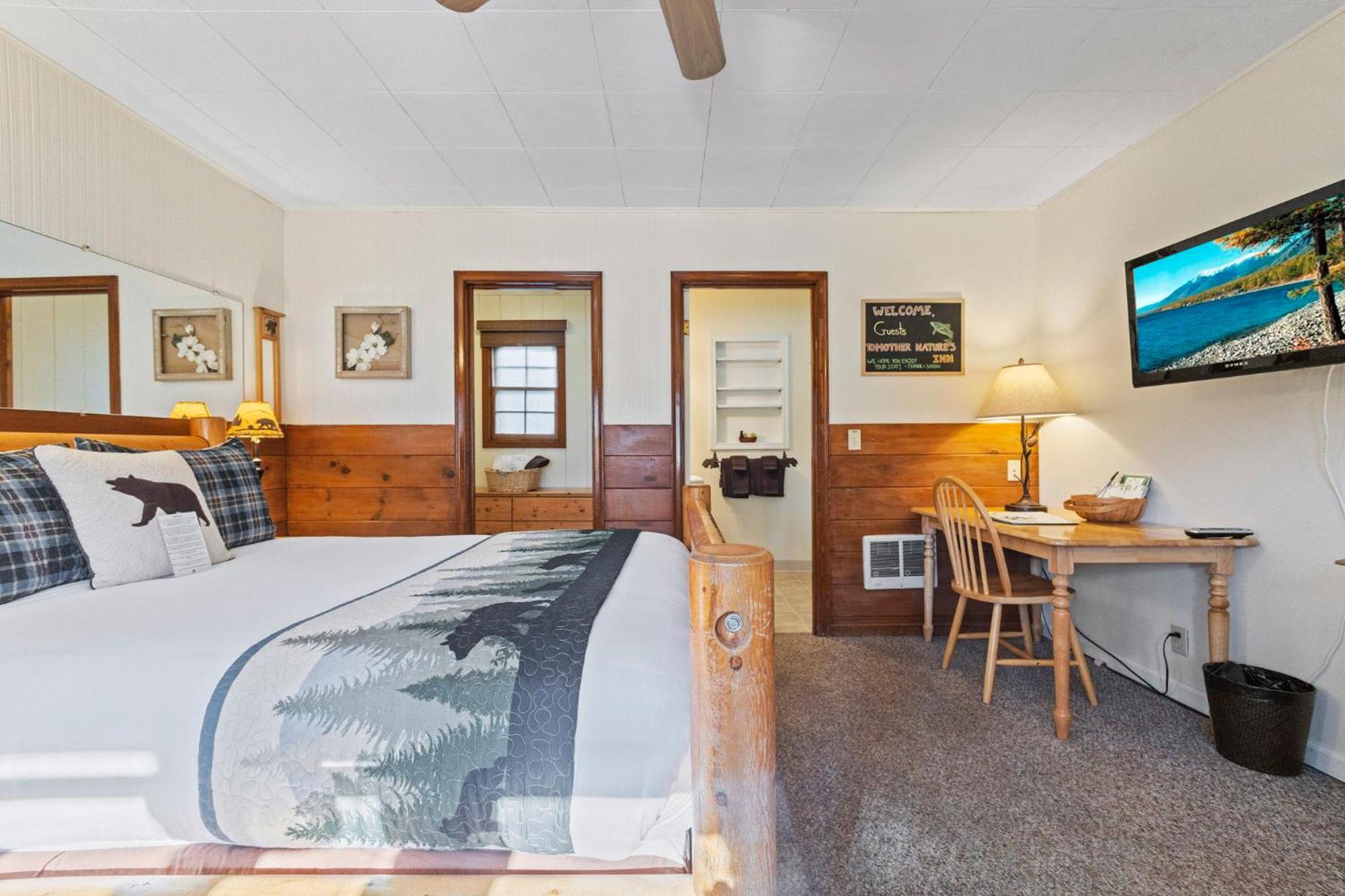 No. 4 Queen Room (Pet-friendly) - Photo 8