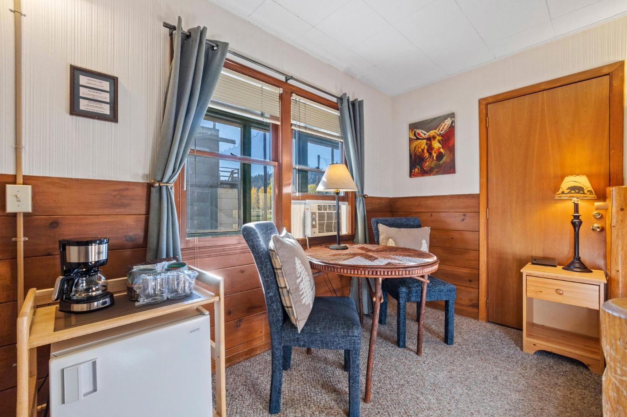 No. 4 Queen Room (Pet-friendly) - Photo 7