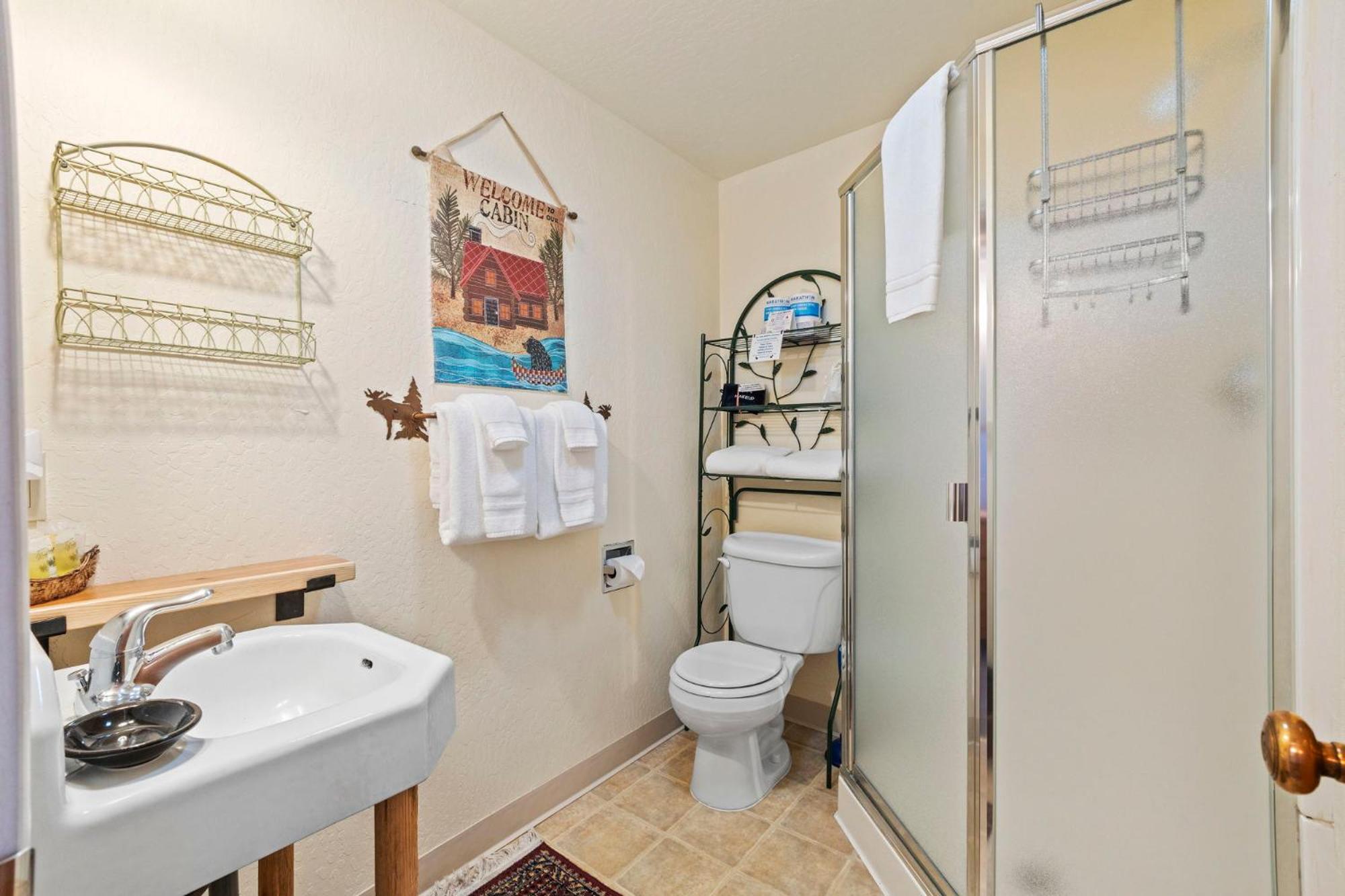 No. 7 Queen Room - Photo 14