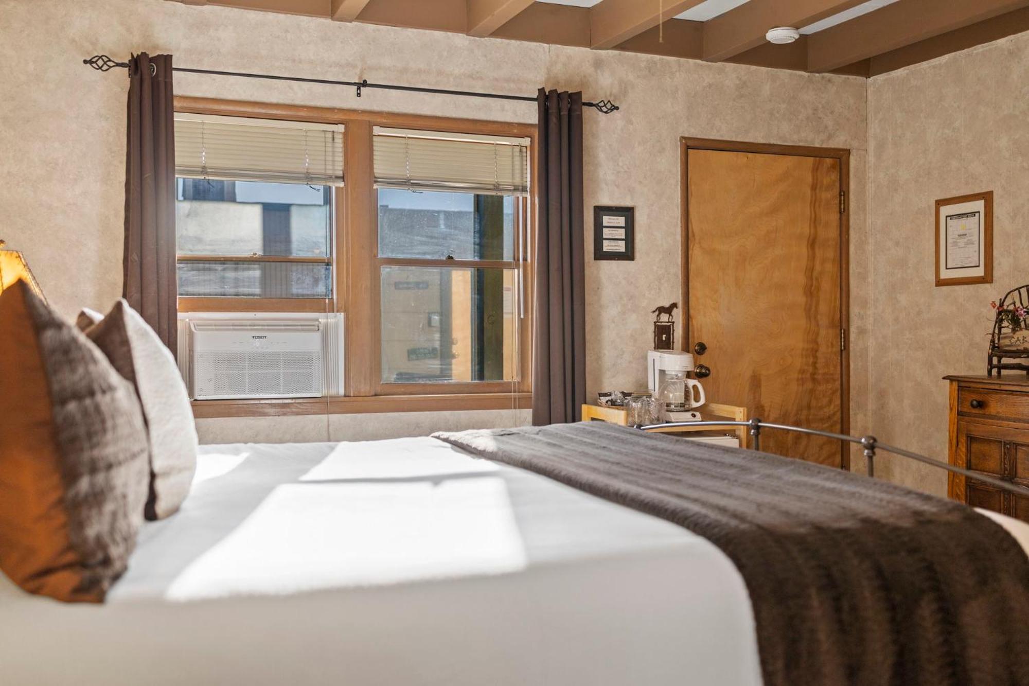 No. 8 King Room - Photo 14
