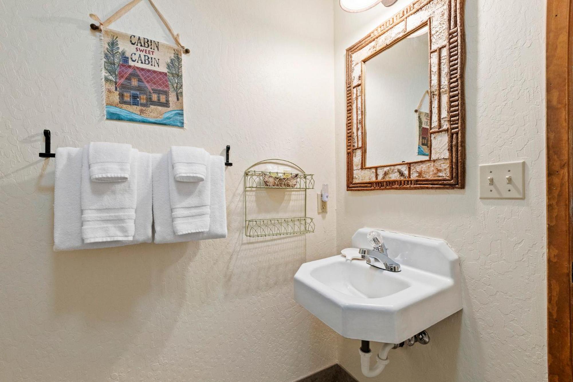 No. 8 King Room - Photo 12