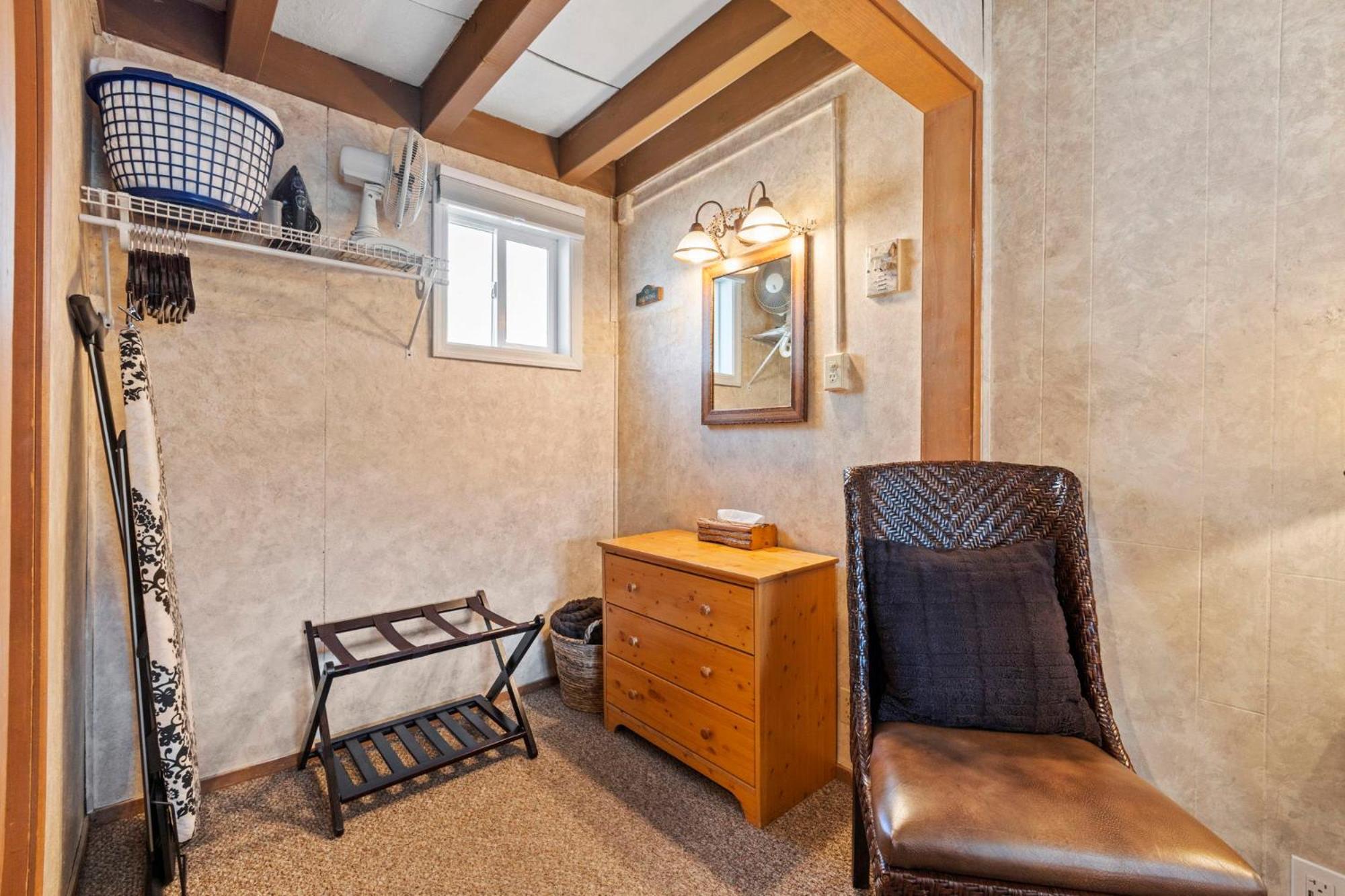 No. 8 King Room - Photo 11
