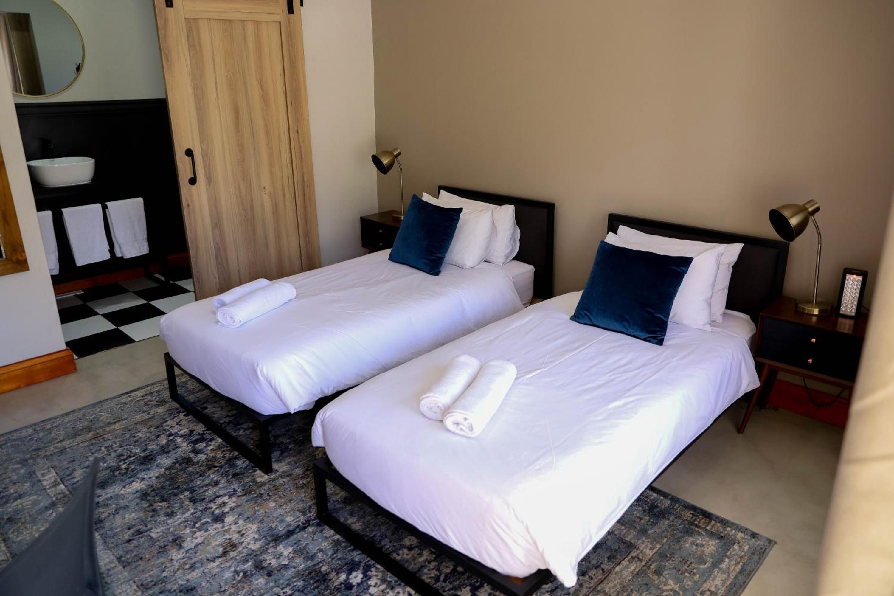 Budget Twin Room - Photo 3