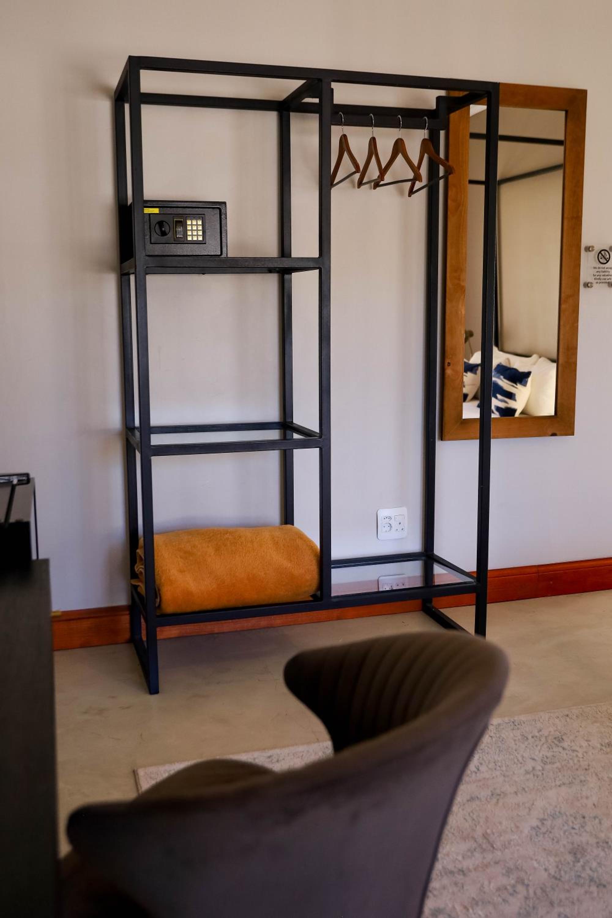 Deluxe King Room - Photo 2