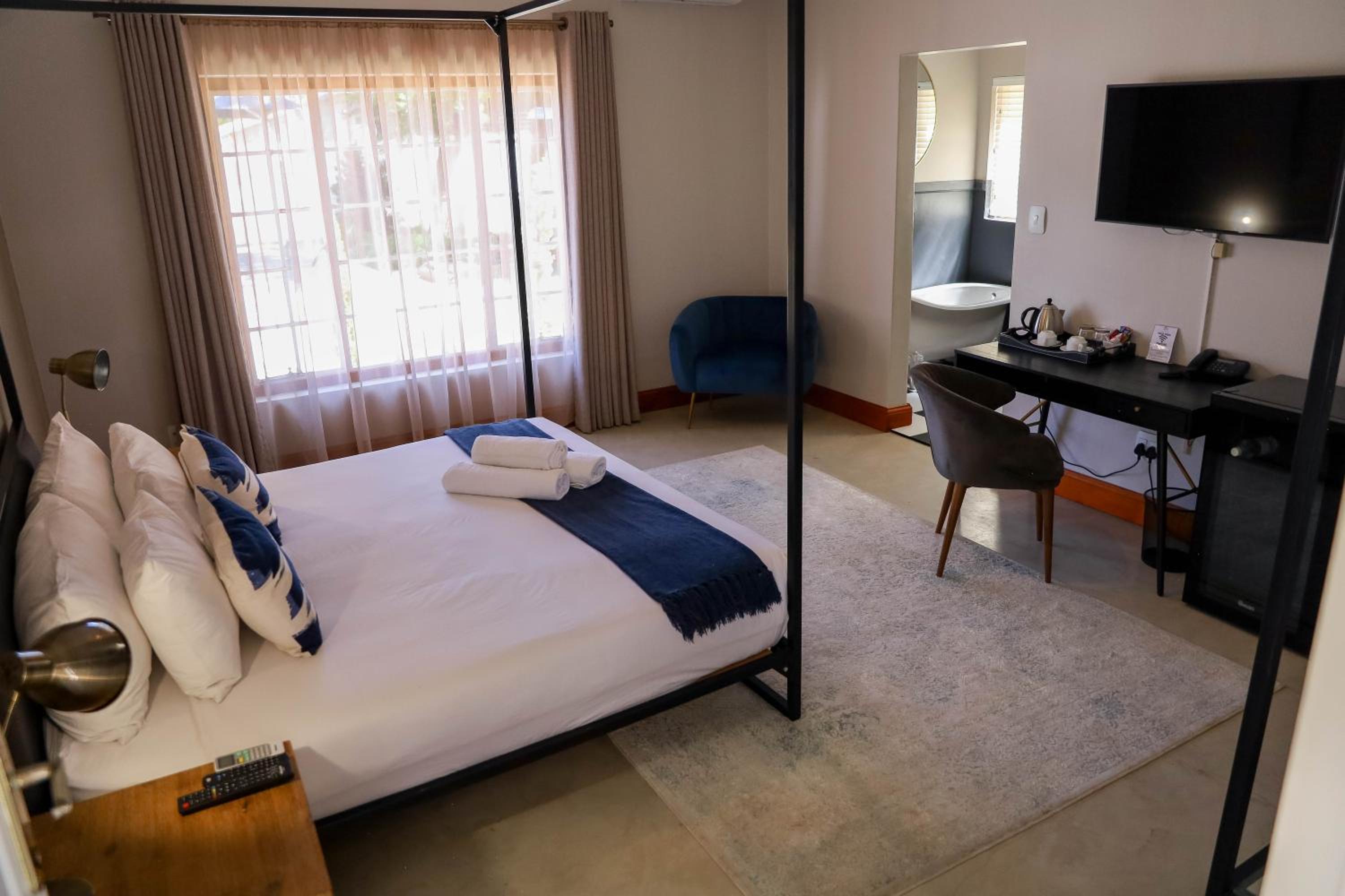 Deluxe King Room - Photo 4