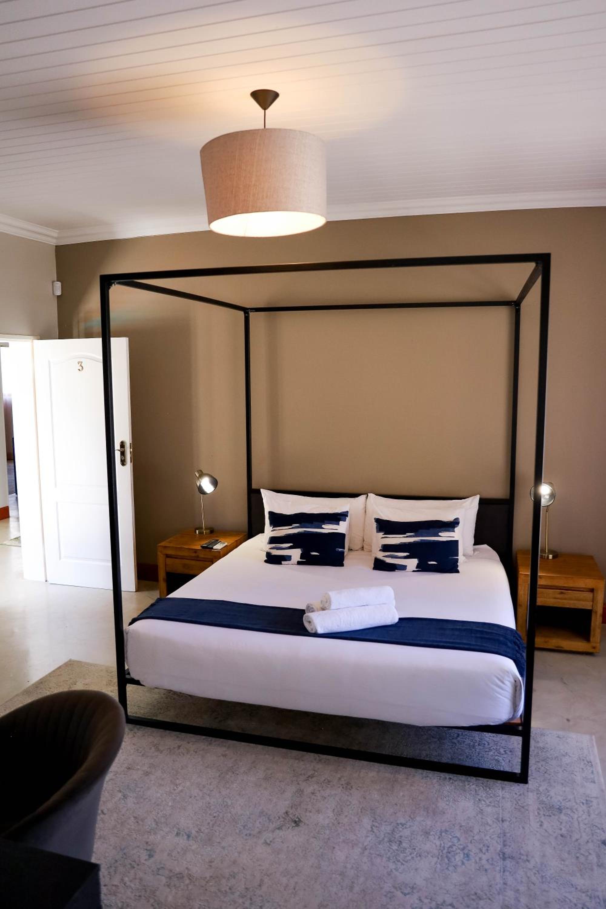 Deluxe King Room - Photo 5