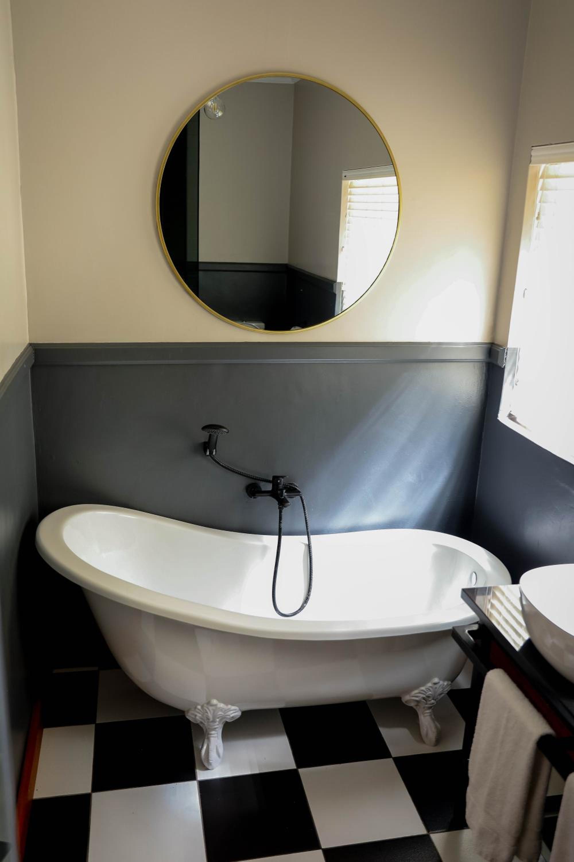 Deluxe King Room - Photo 7