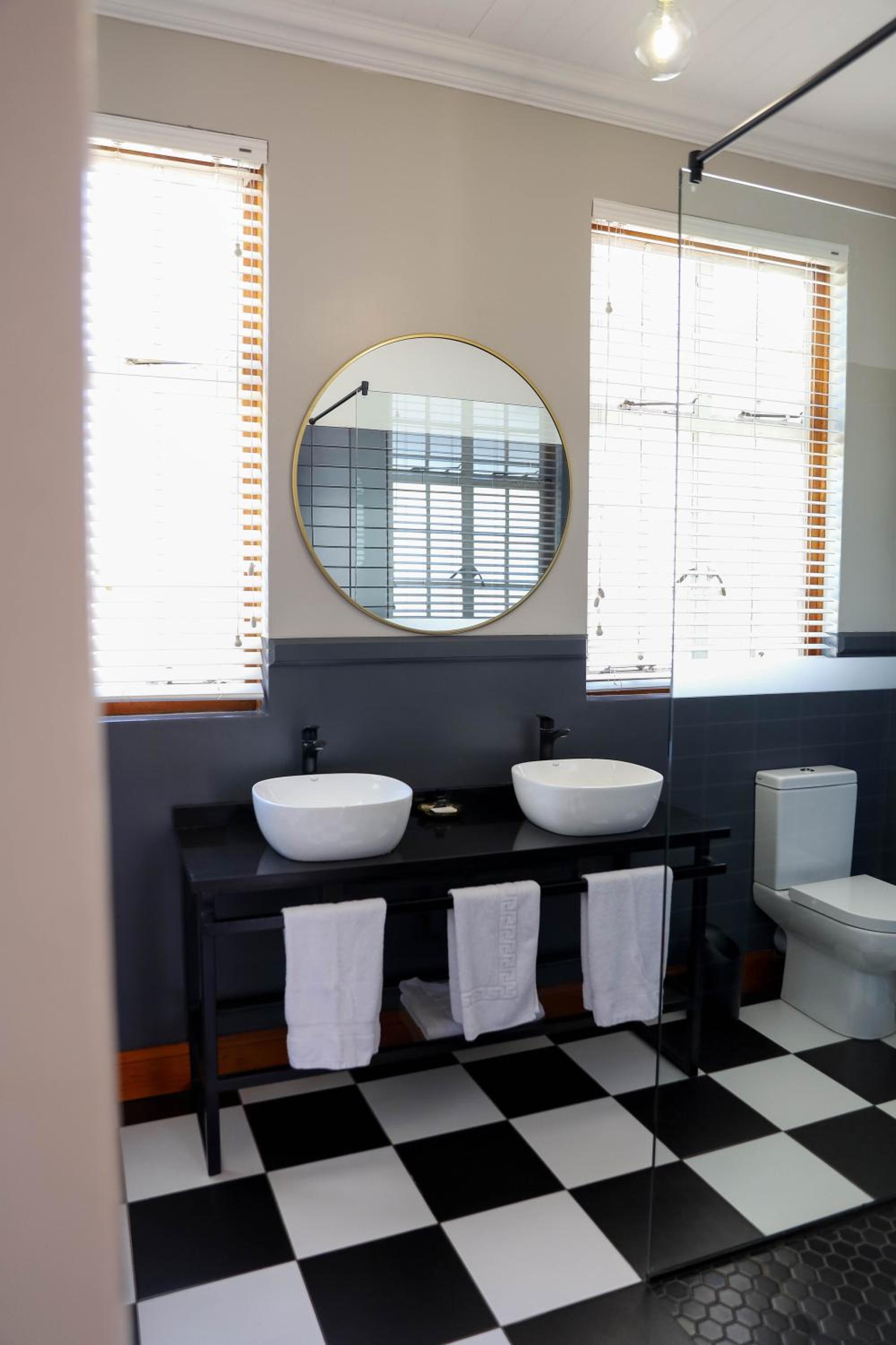 Deluxe King Room - Photo 14