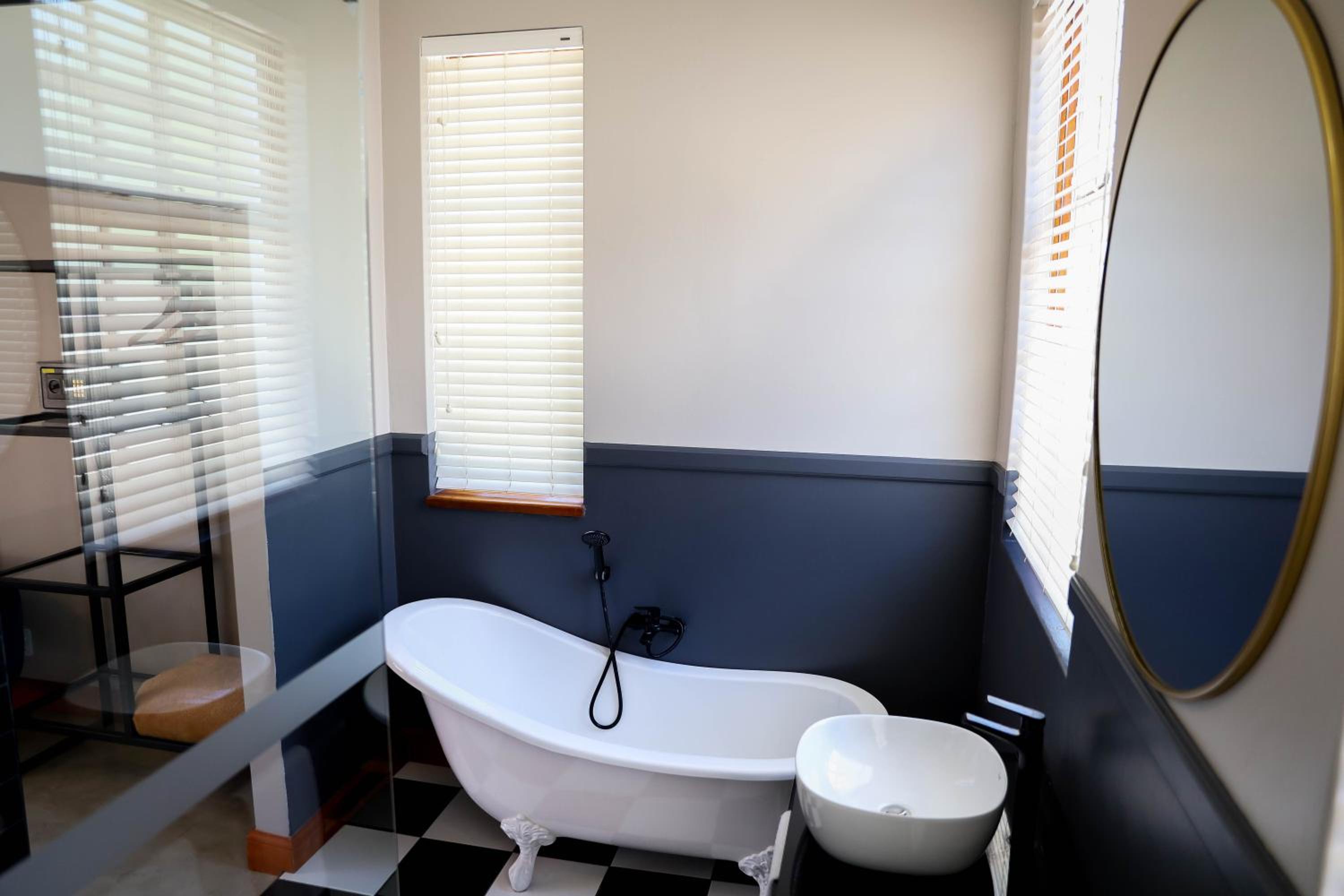 Deluxe King Room - Photo 13