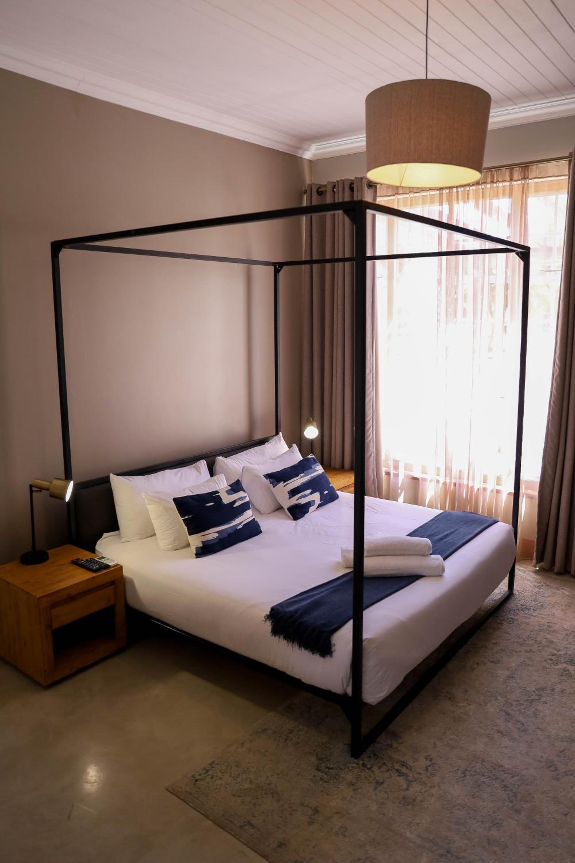 Deluxe King Room - Photo 16