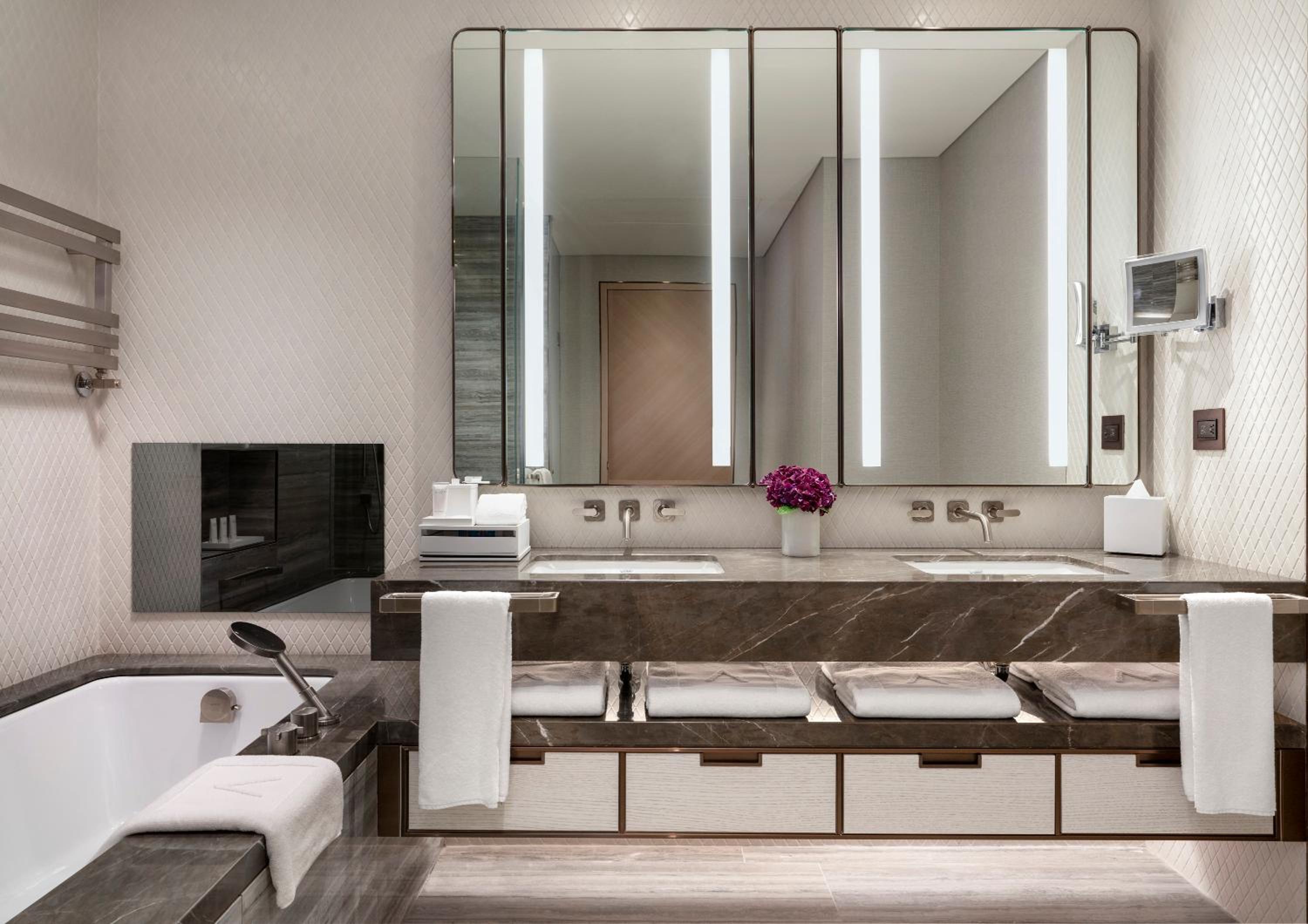 Corner Suite - Photo 11