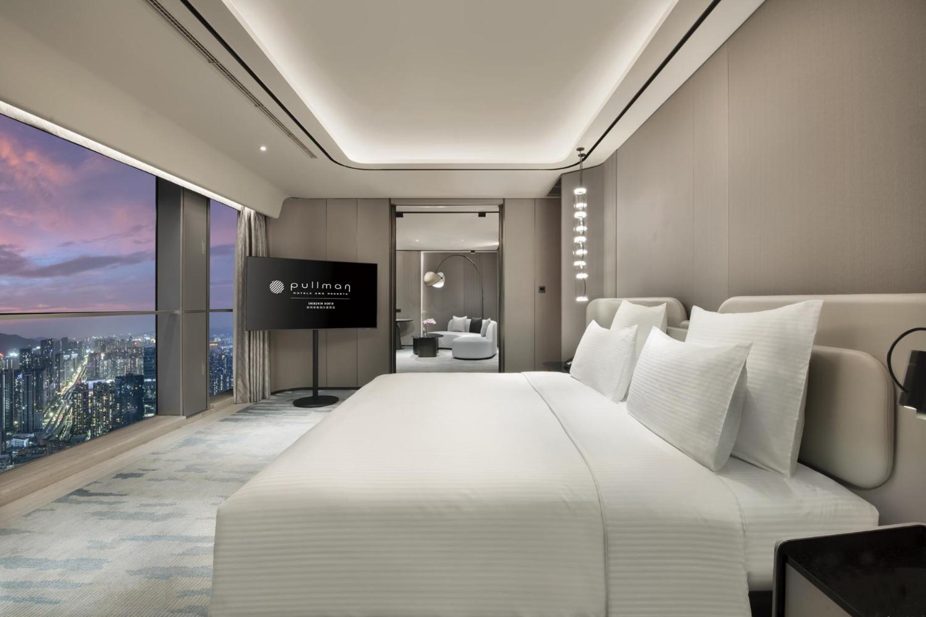 Deluxe Suite with One King Bed and Lounge Access - Skyline View - Photo 4