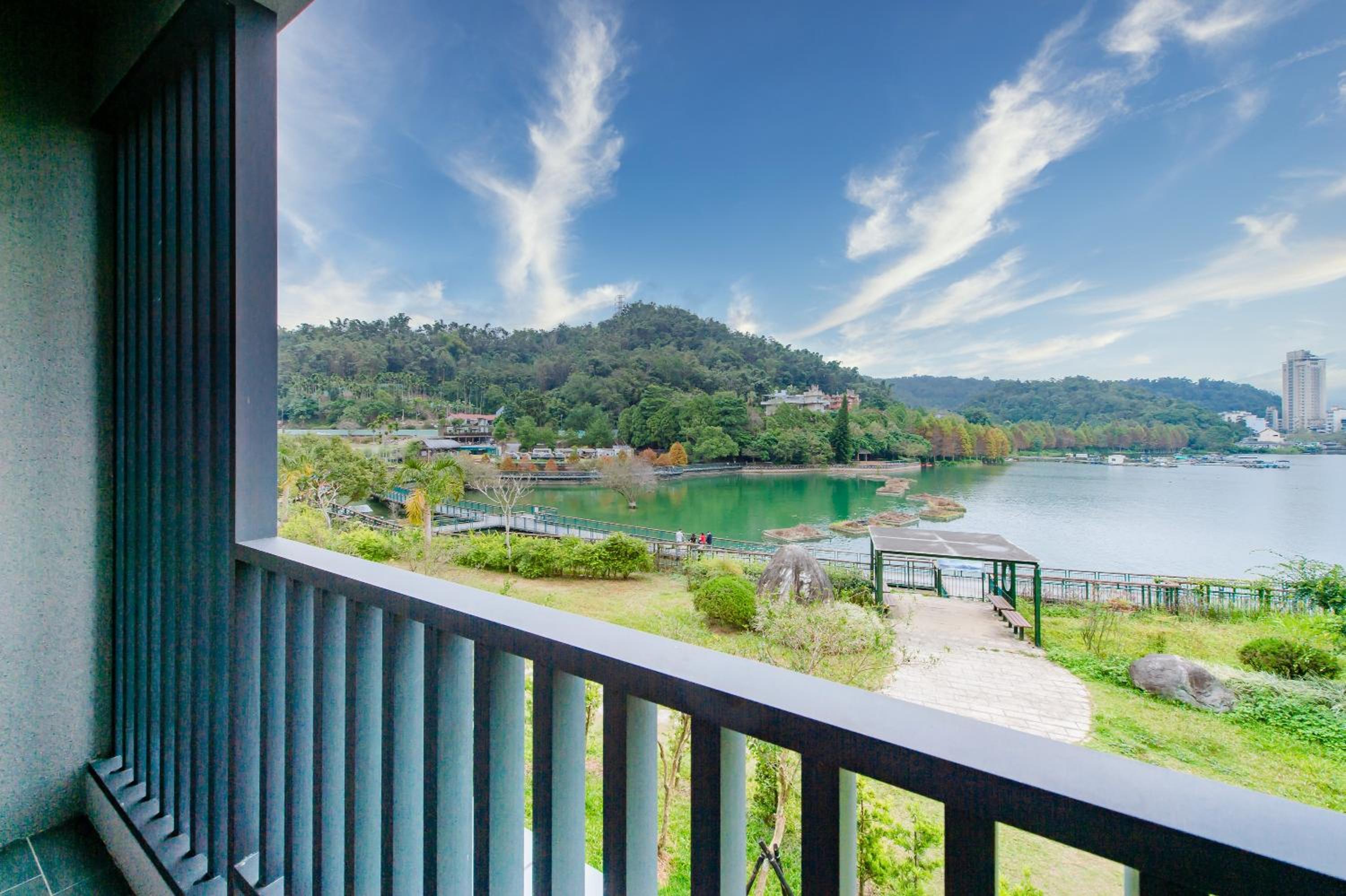 Double Room with Lake View - Photo 12