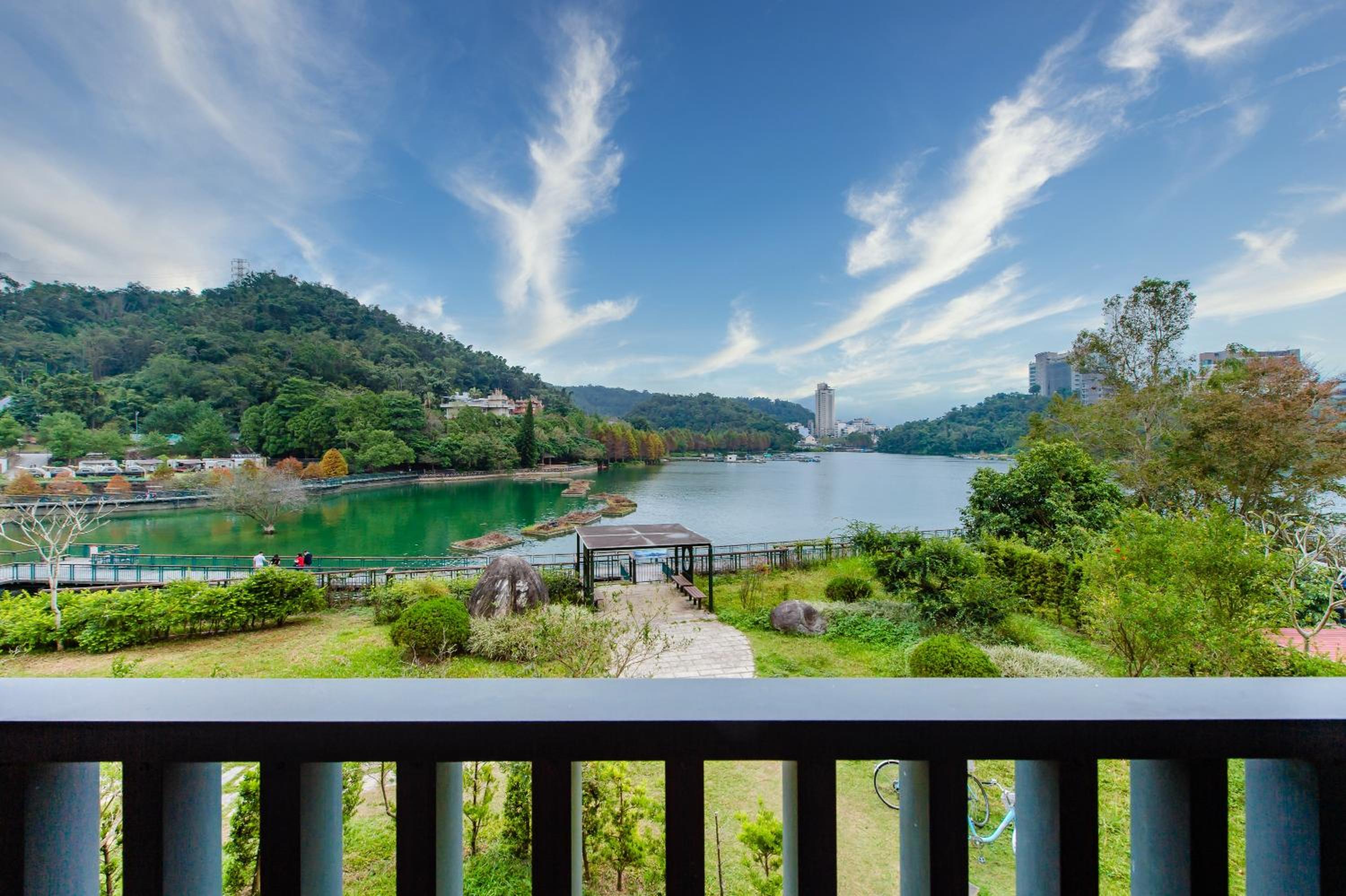 Double Room with Lake View - Photo 13