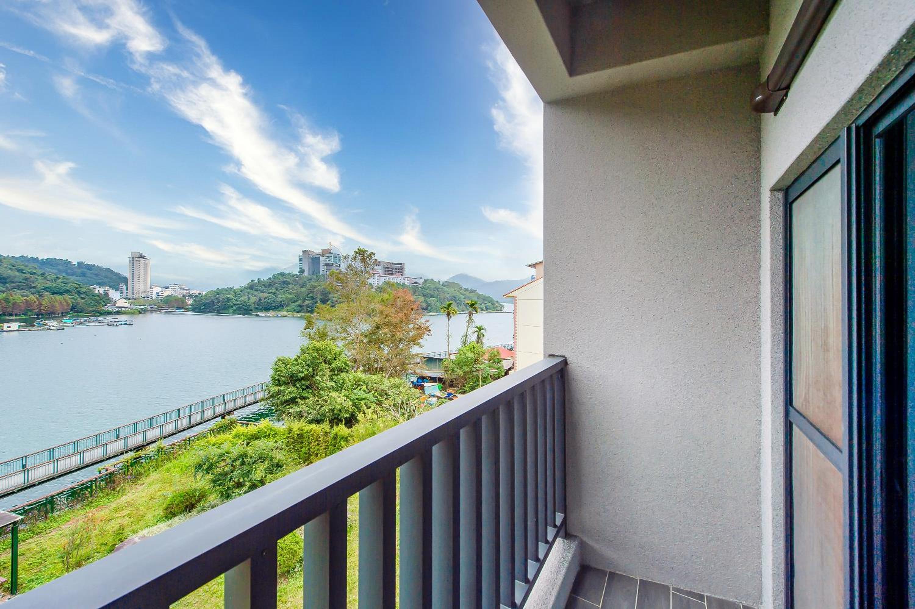Double Room with Lake View - Photo 11