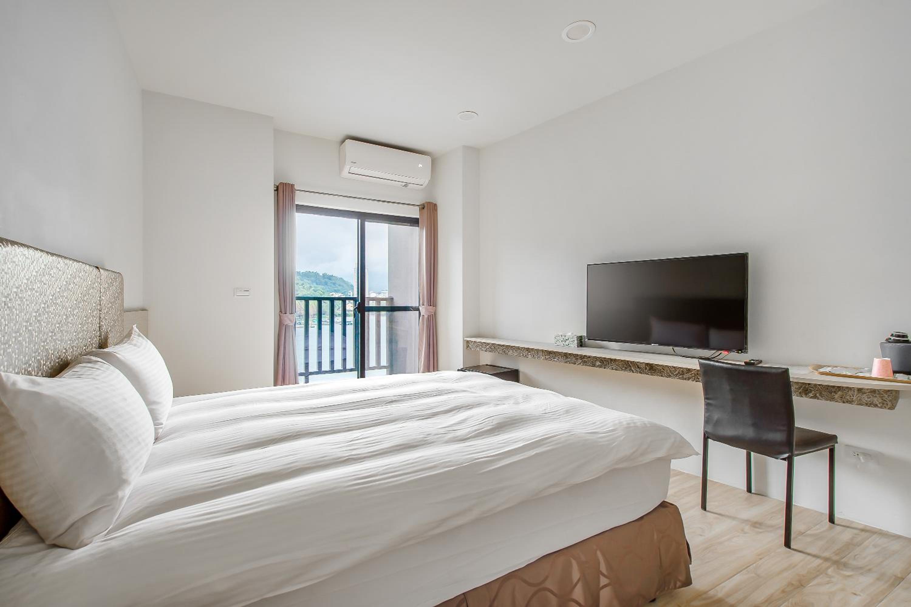 Double Room with Lake View - Photo 6