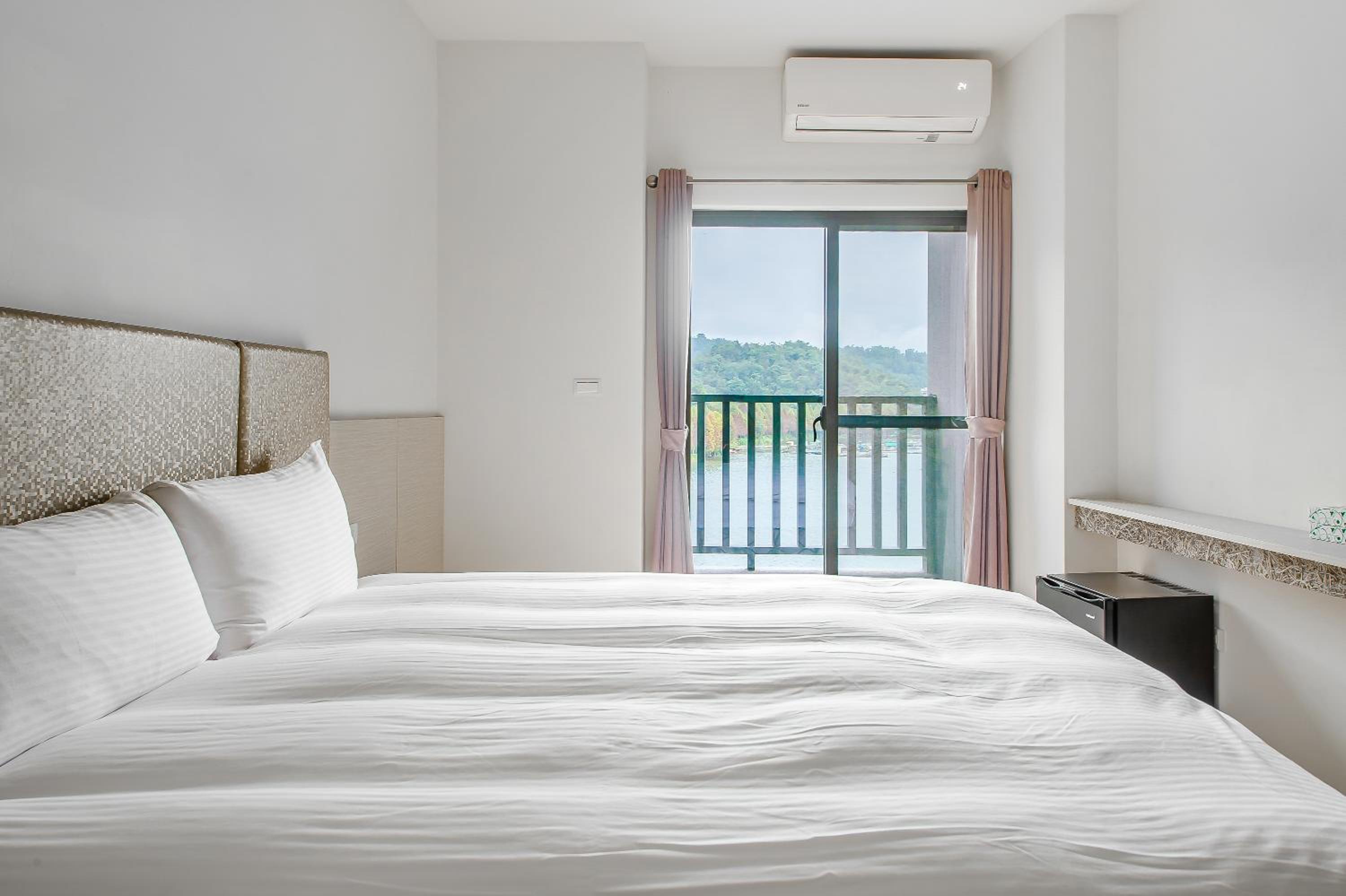 Double Room with Lake View - Photo 4