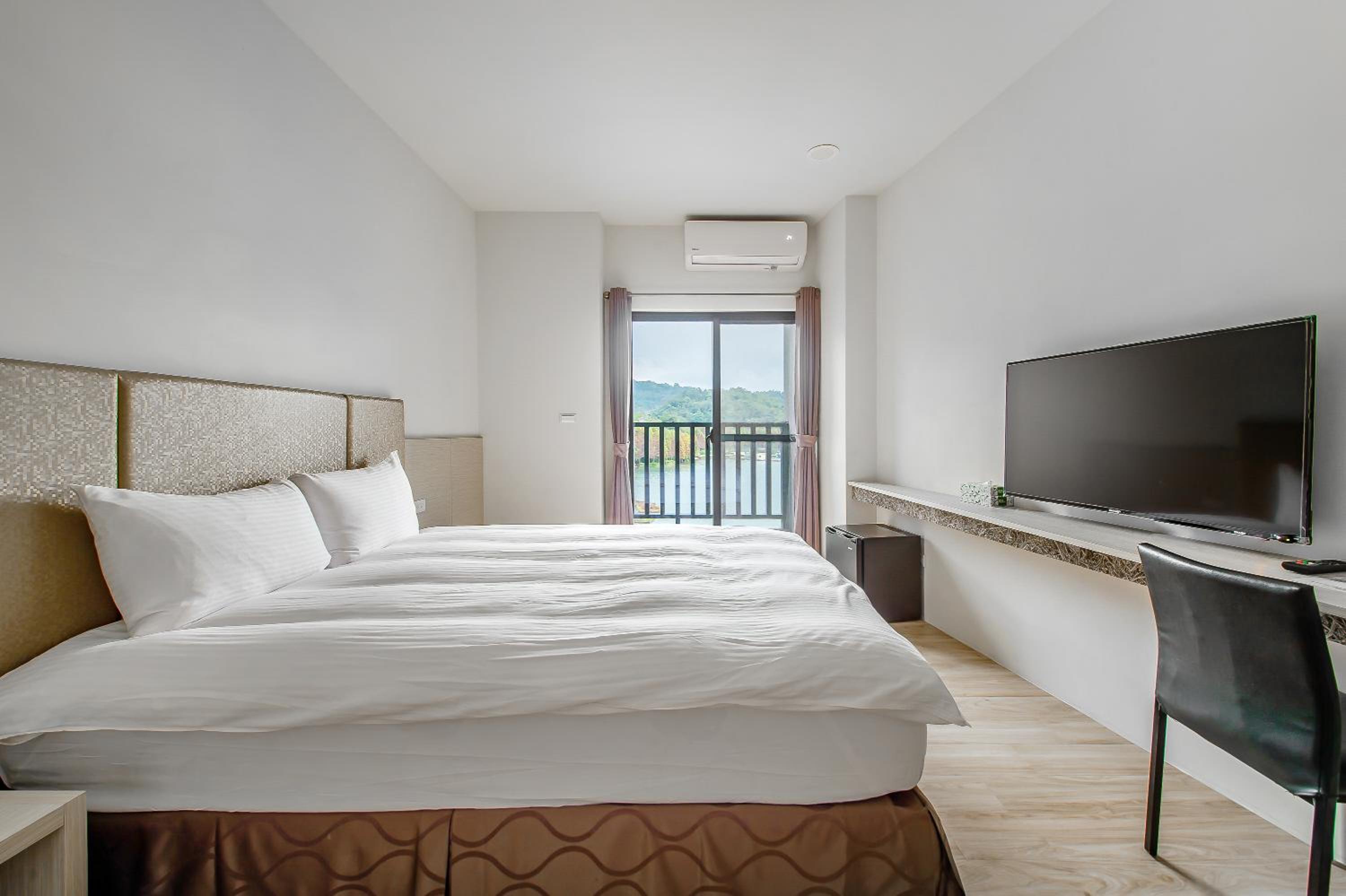 Double Room with Lake View - Photo 2