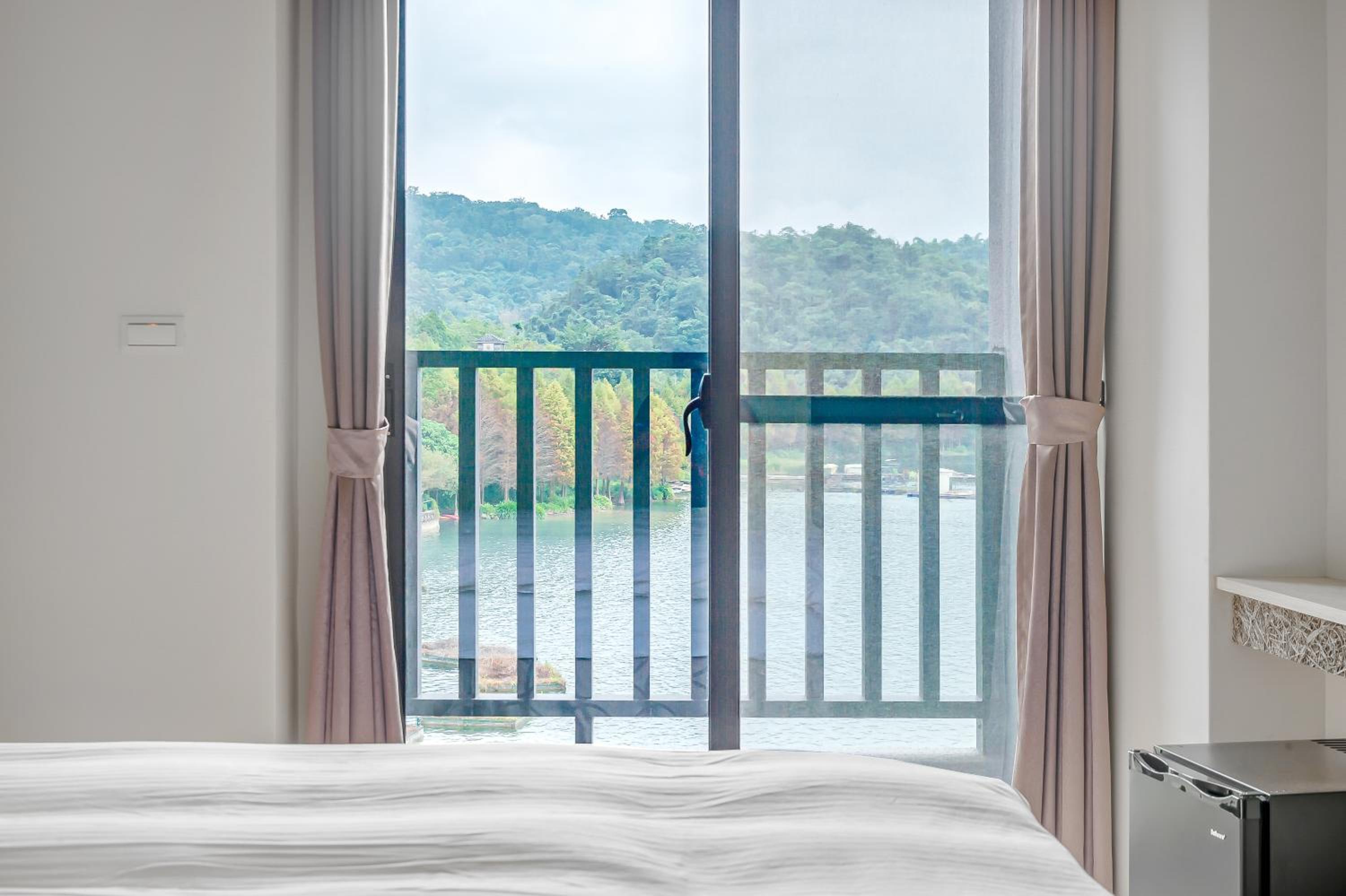 Double Room with Lake View - Photo 7