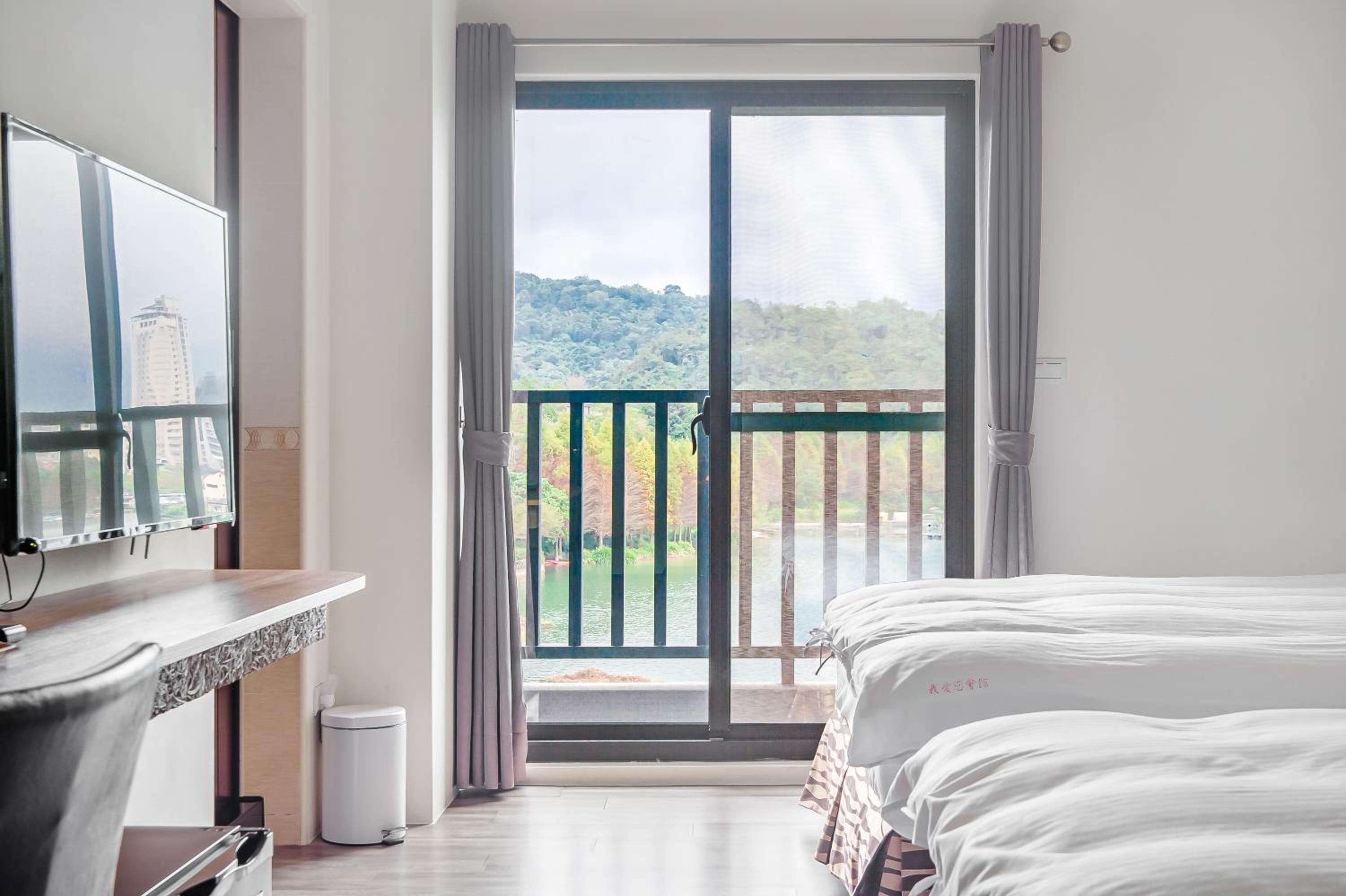 Quadruple Room with Lake View - Photo 11