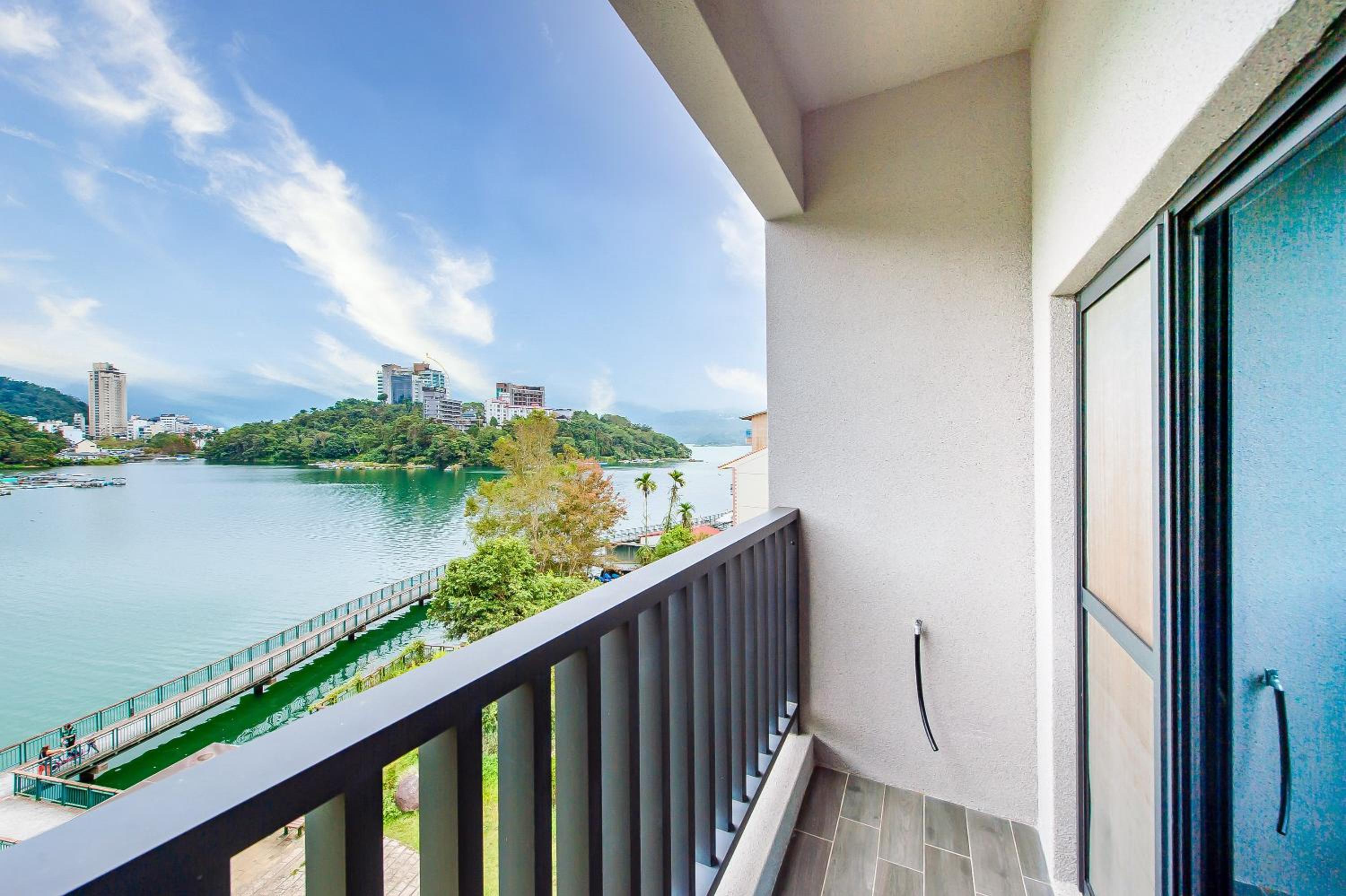 Quadruple Room with Lake View - Photo 15