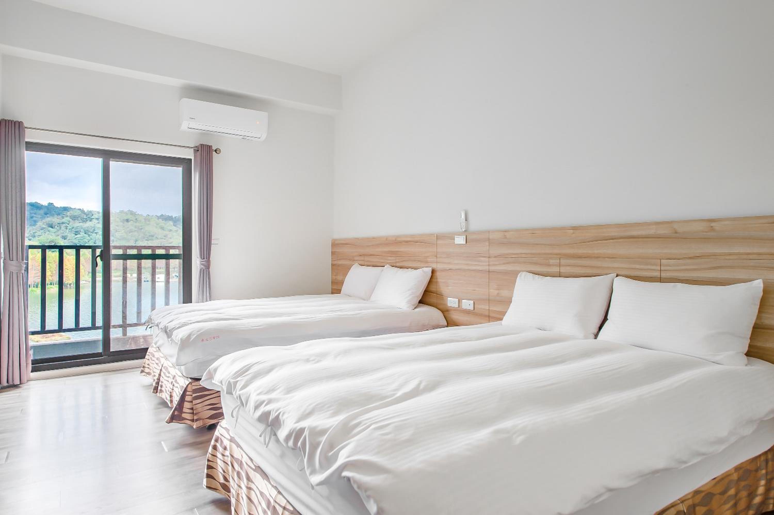 Quadruple Room with Lake View - Photo 8